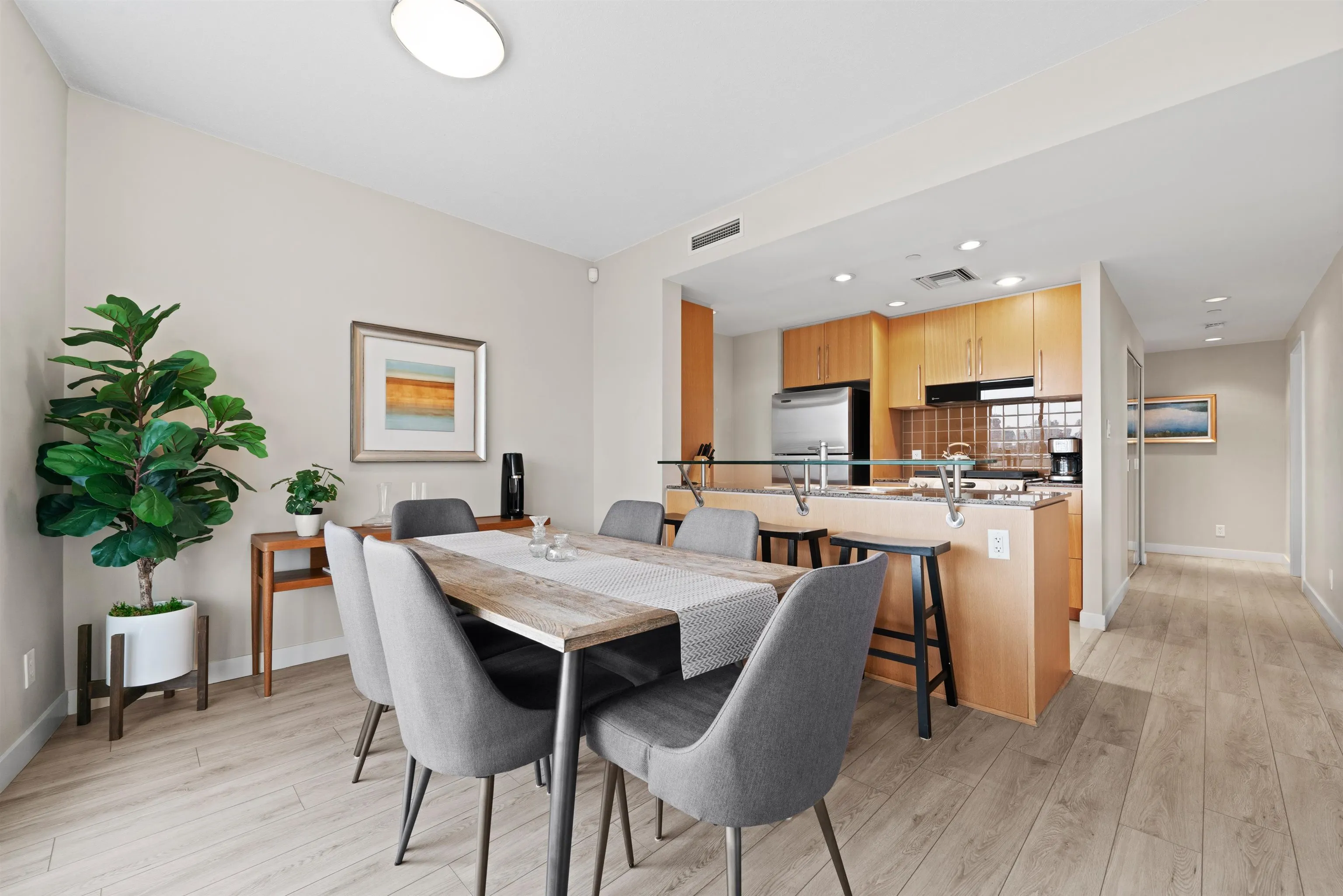 907 633 Kinghorne Mews