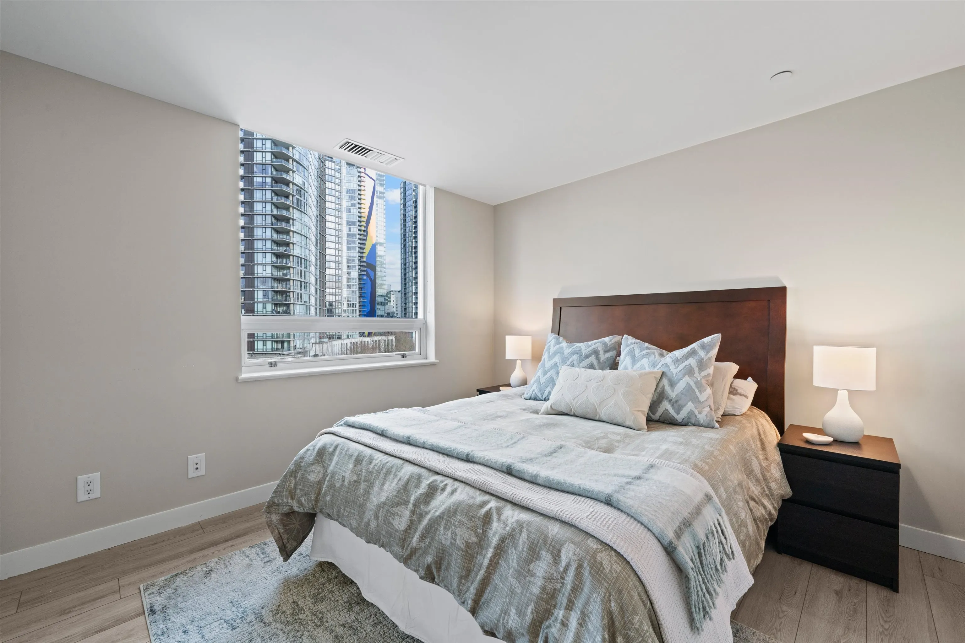 907 633 Kinghorne Mews