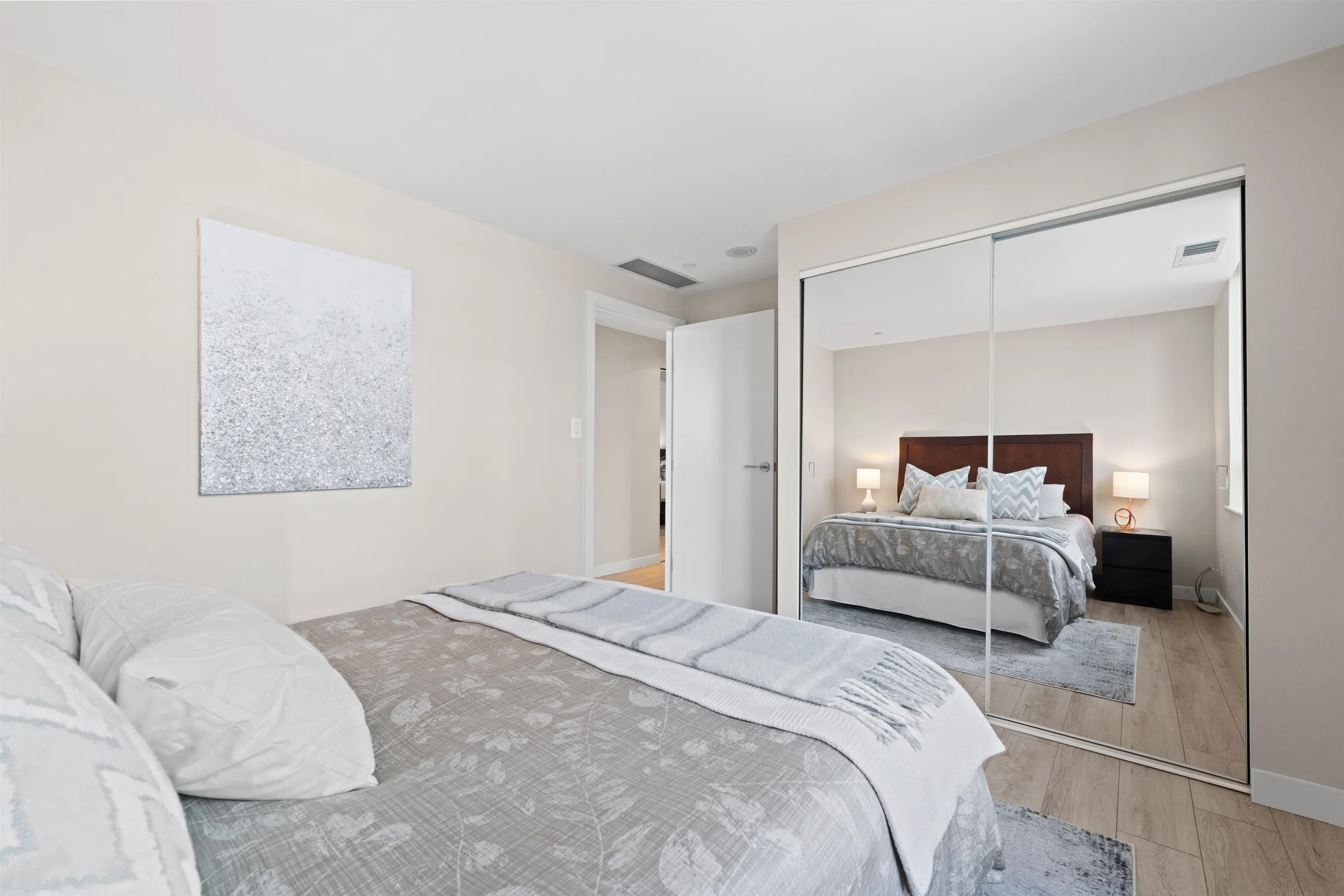 907 633 Kinghorne Mews