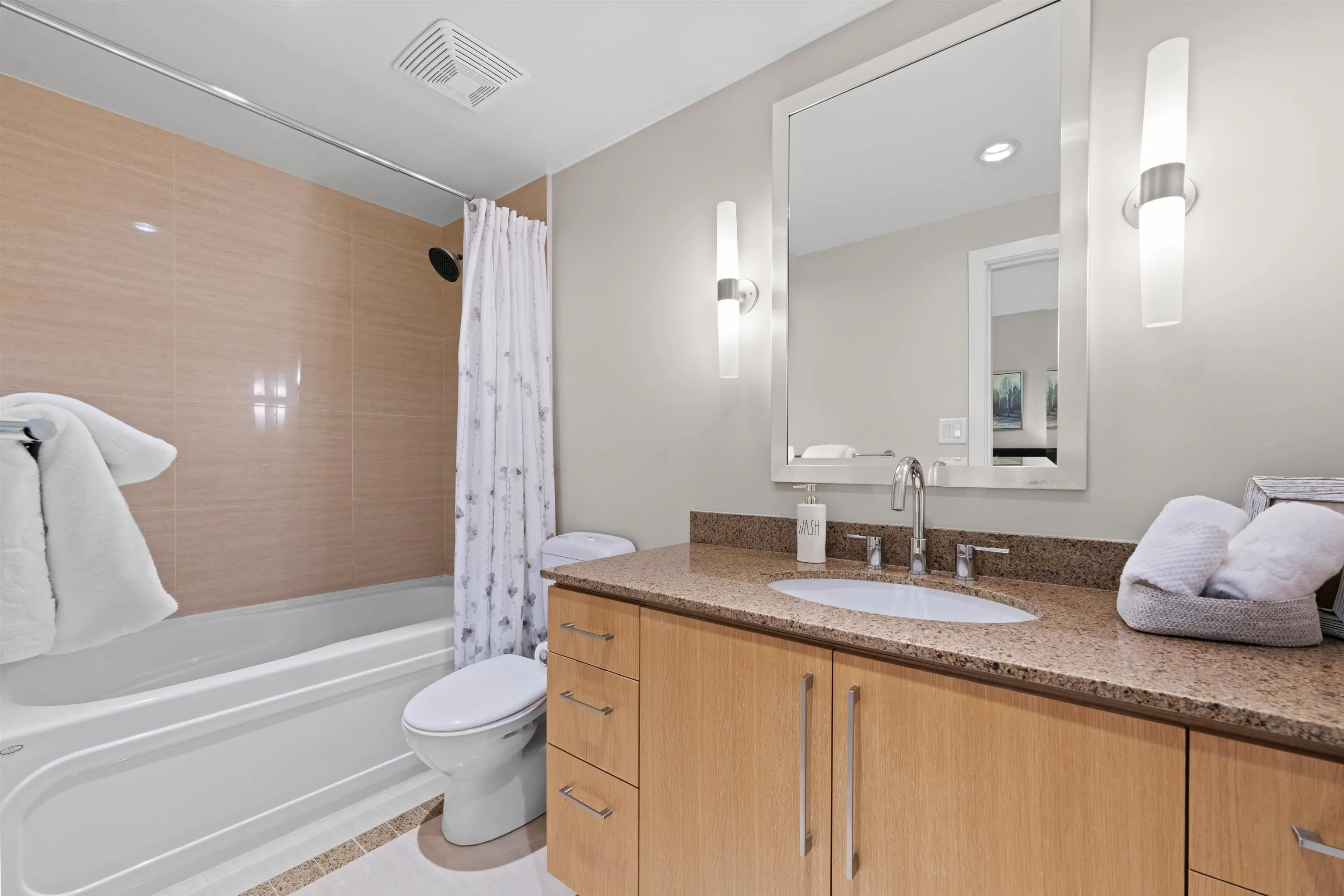 907 633 Kinghorne Mews