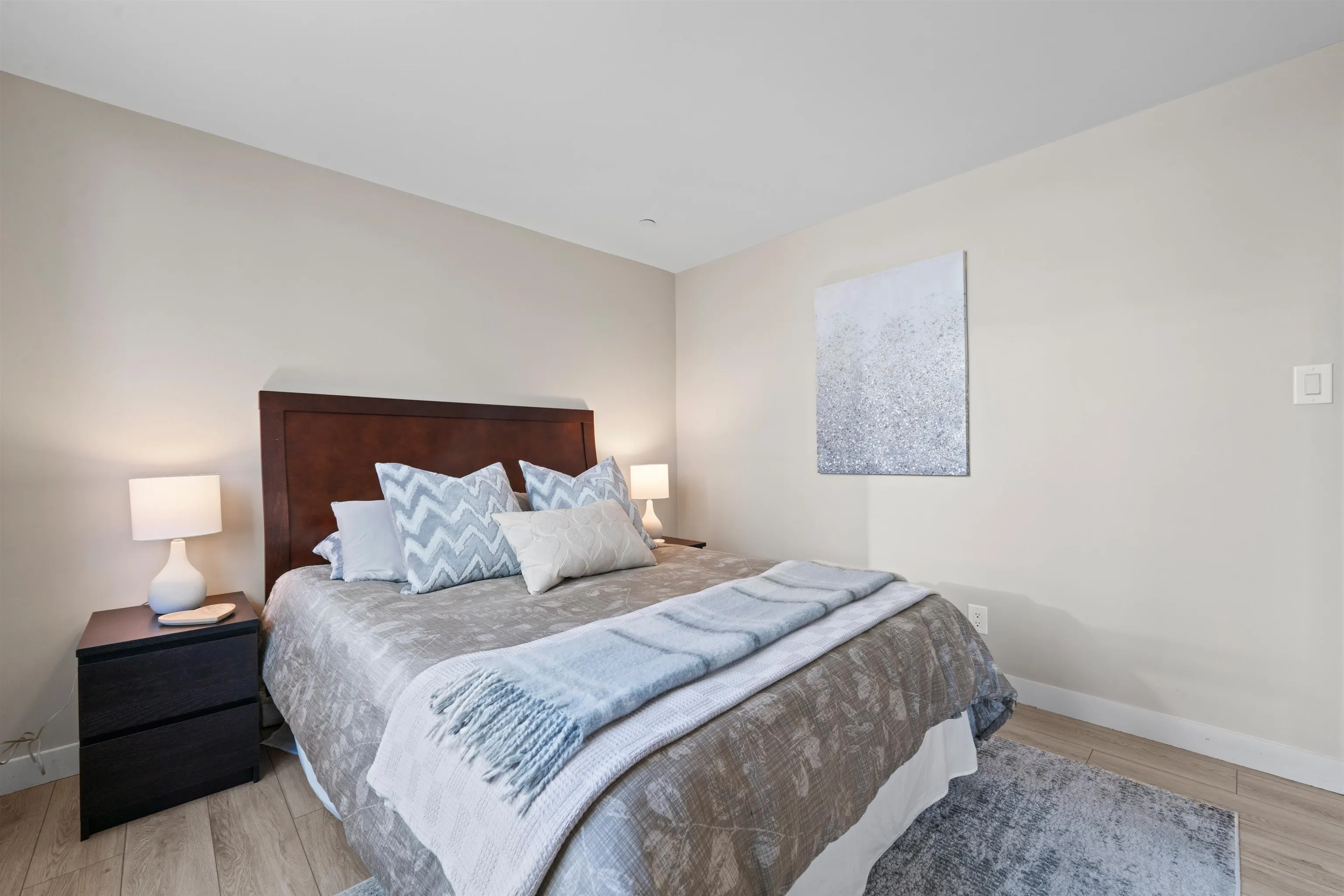907 633 Kinghorne Mews