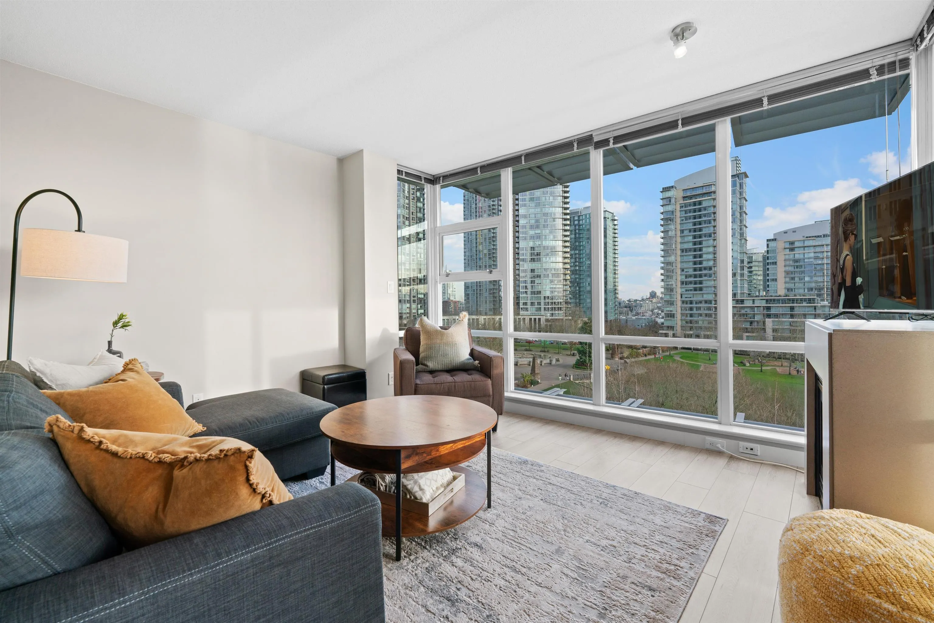 907 633 Kinghorne Mews