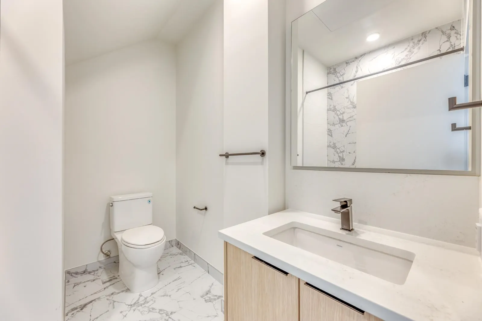104/204 422 E 3rd Street