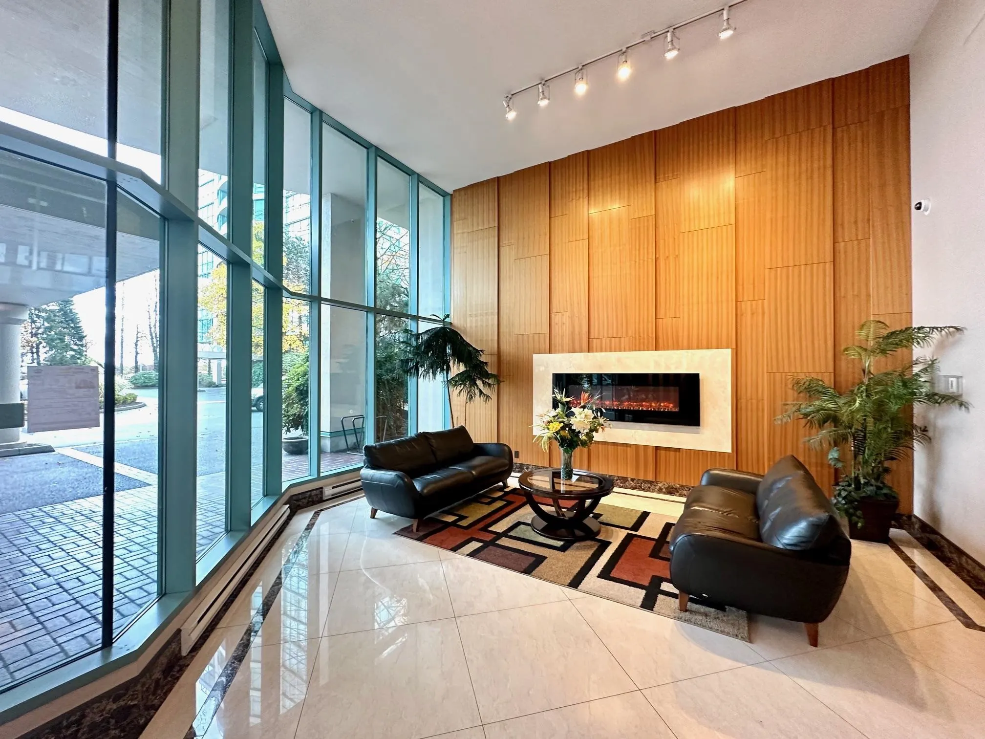 605 8871 Lansdowne Road