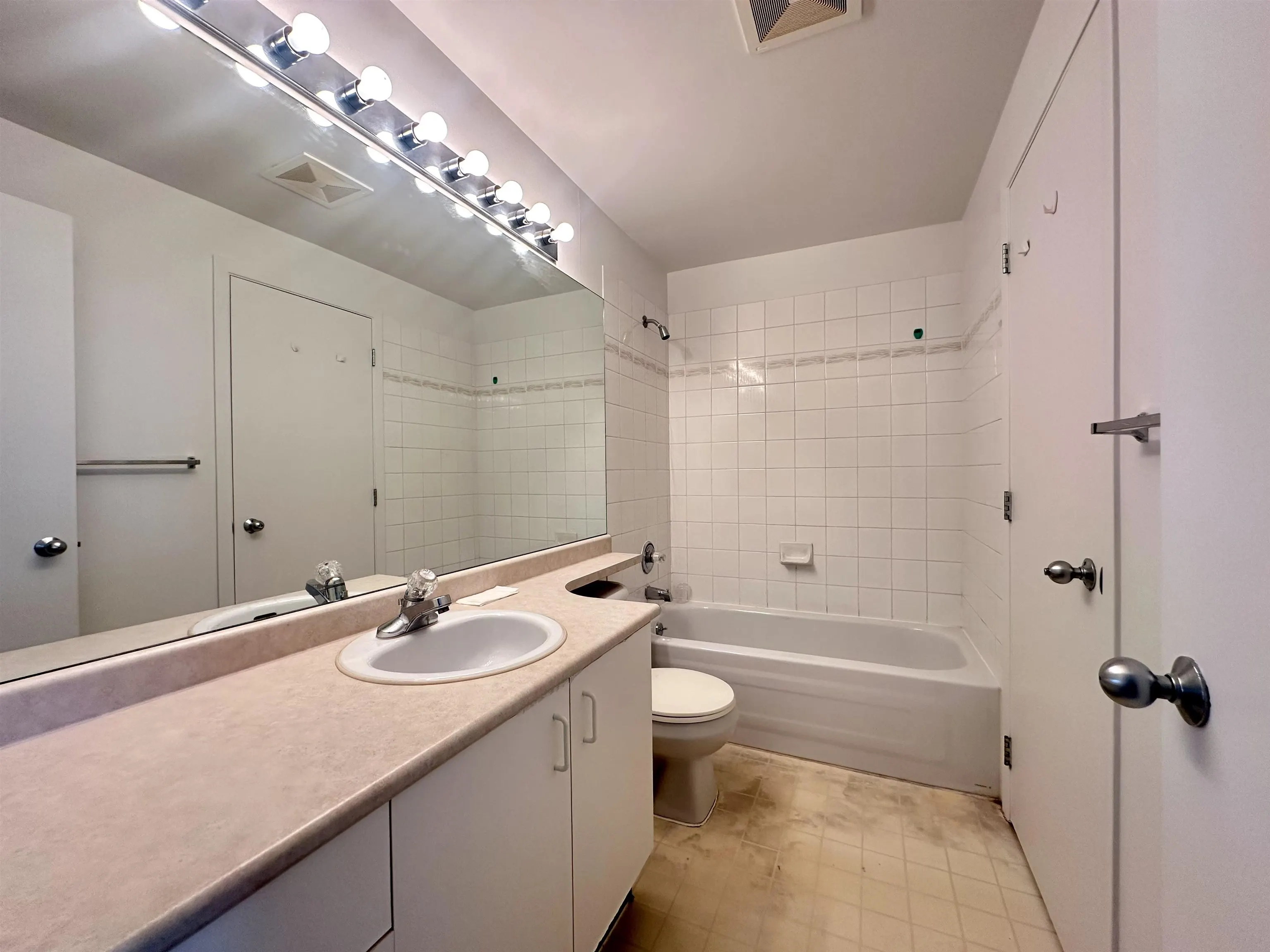 605 8871 Lansdowne Road