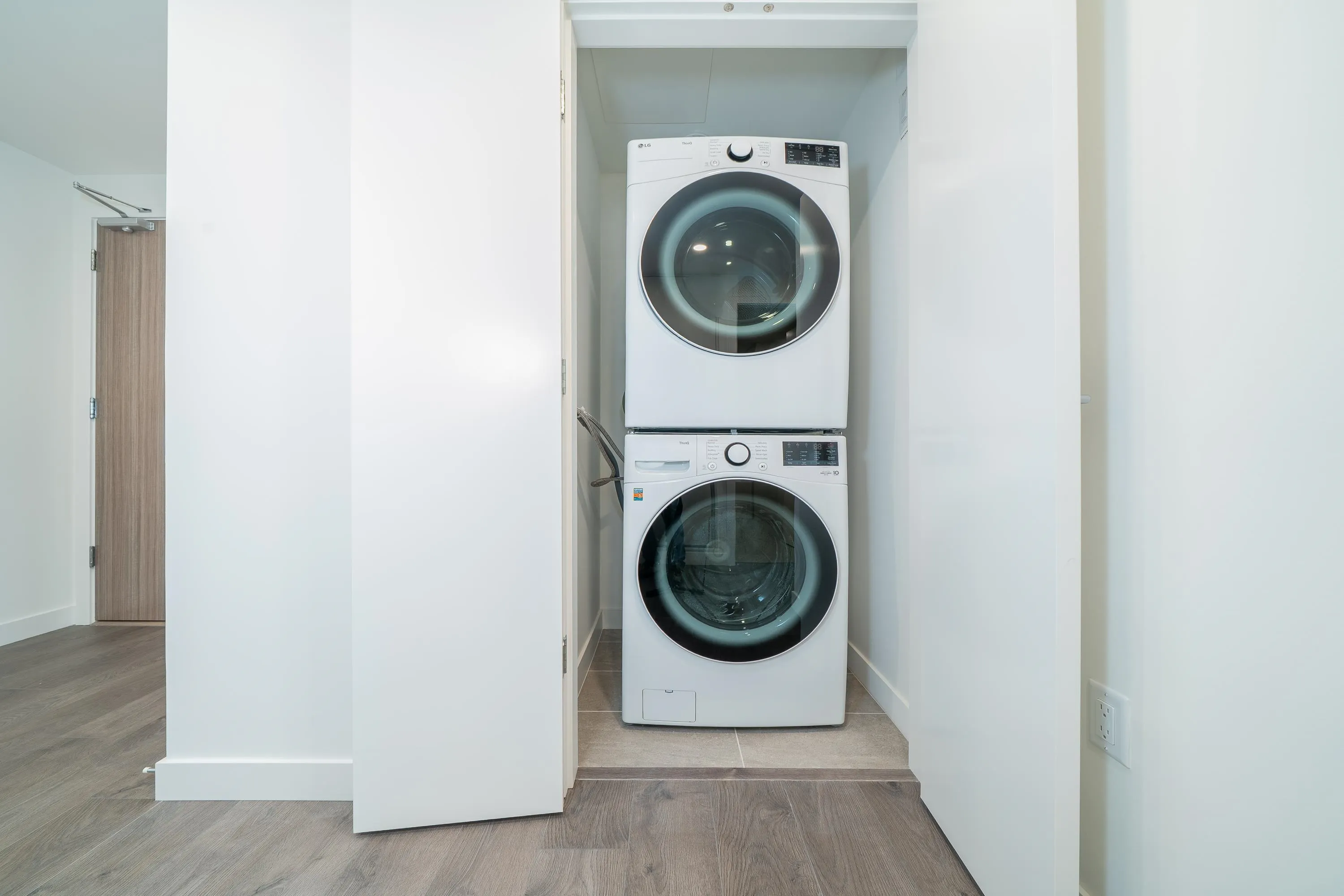 3506 6468 Willingdon Avenue