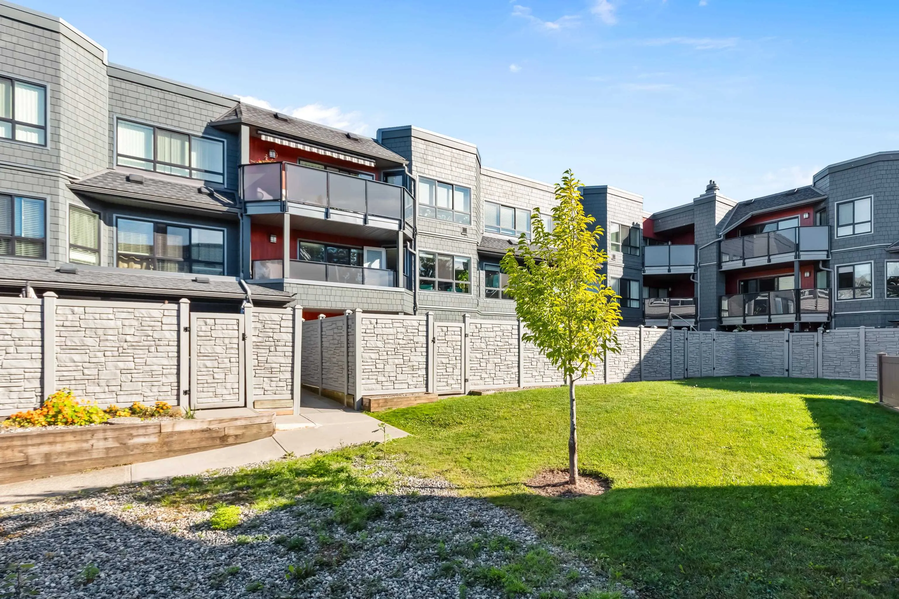 203 1830 E Southmere Crescent