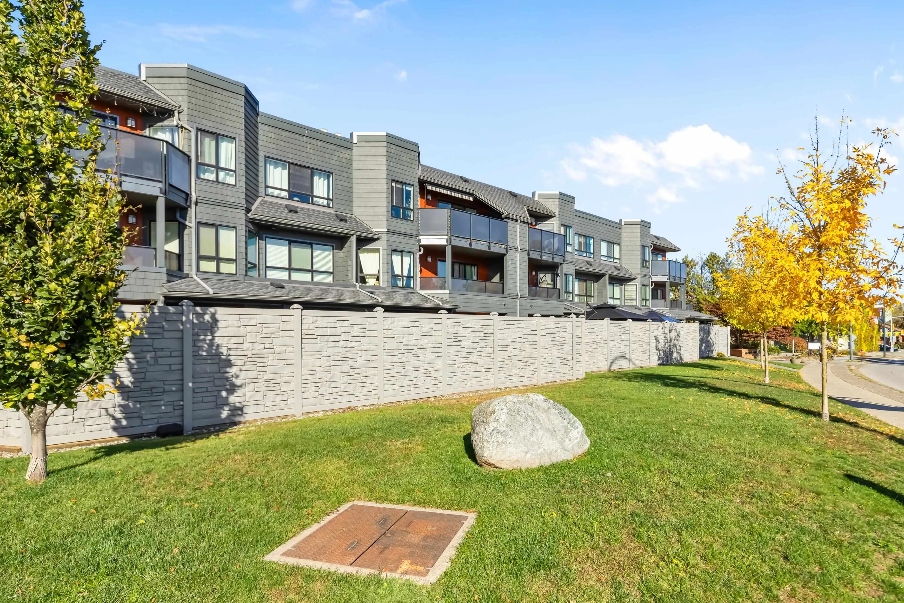 203 1830 E Southmere Crescent