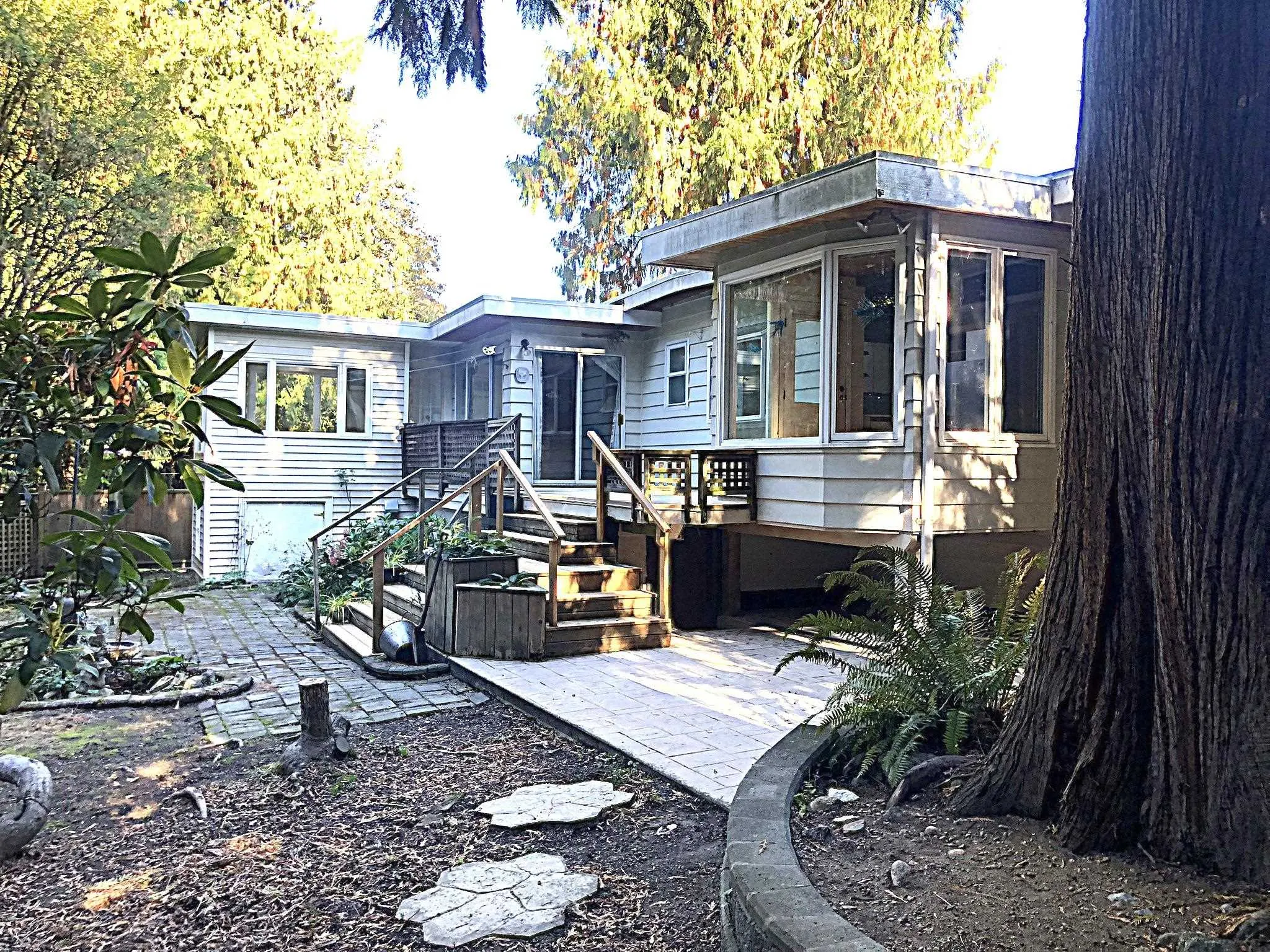 9437 Dawson Crescent