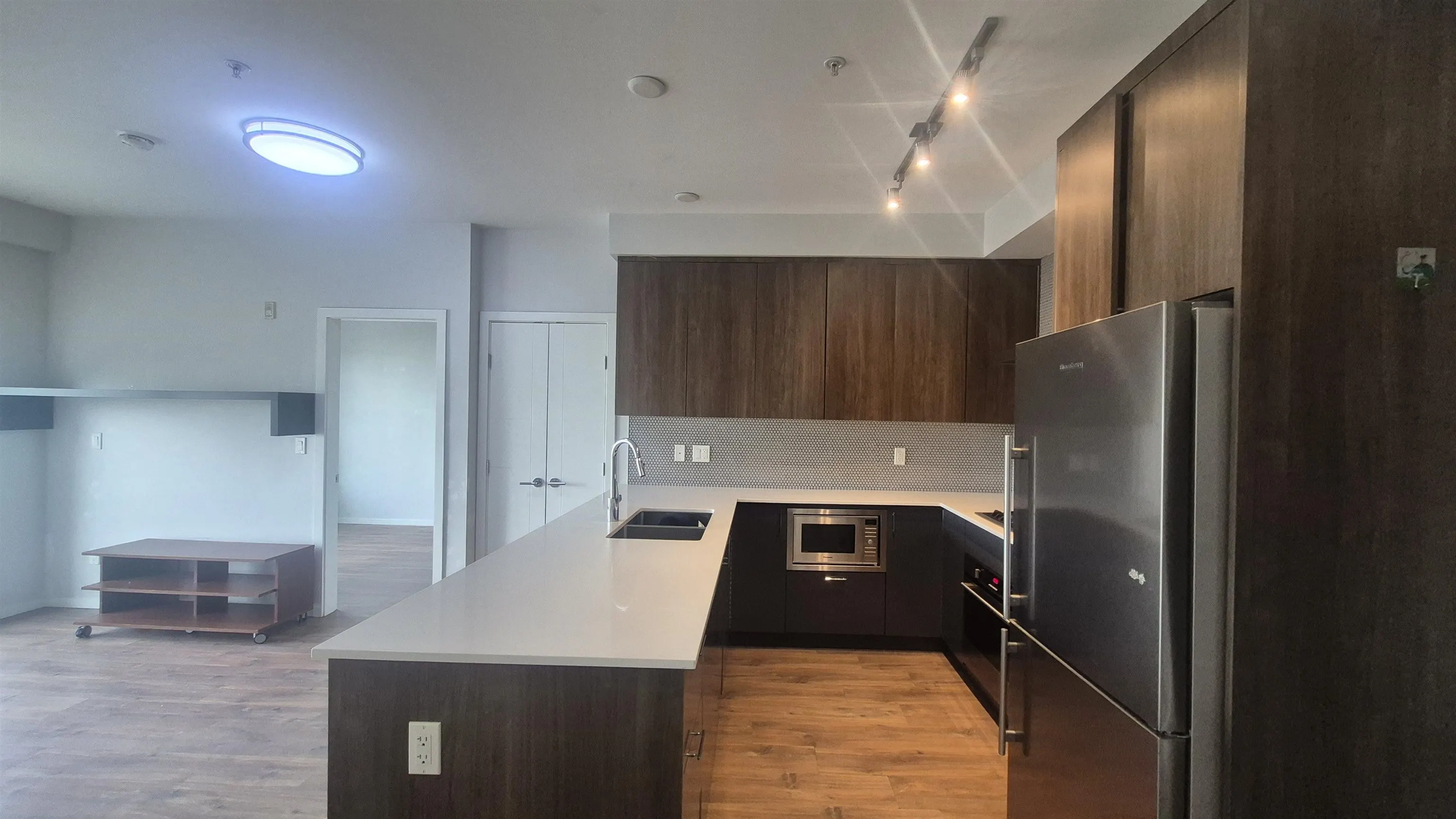 323 6283 Kingsway