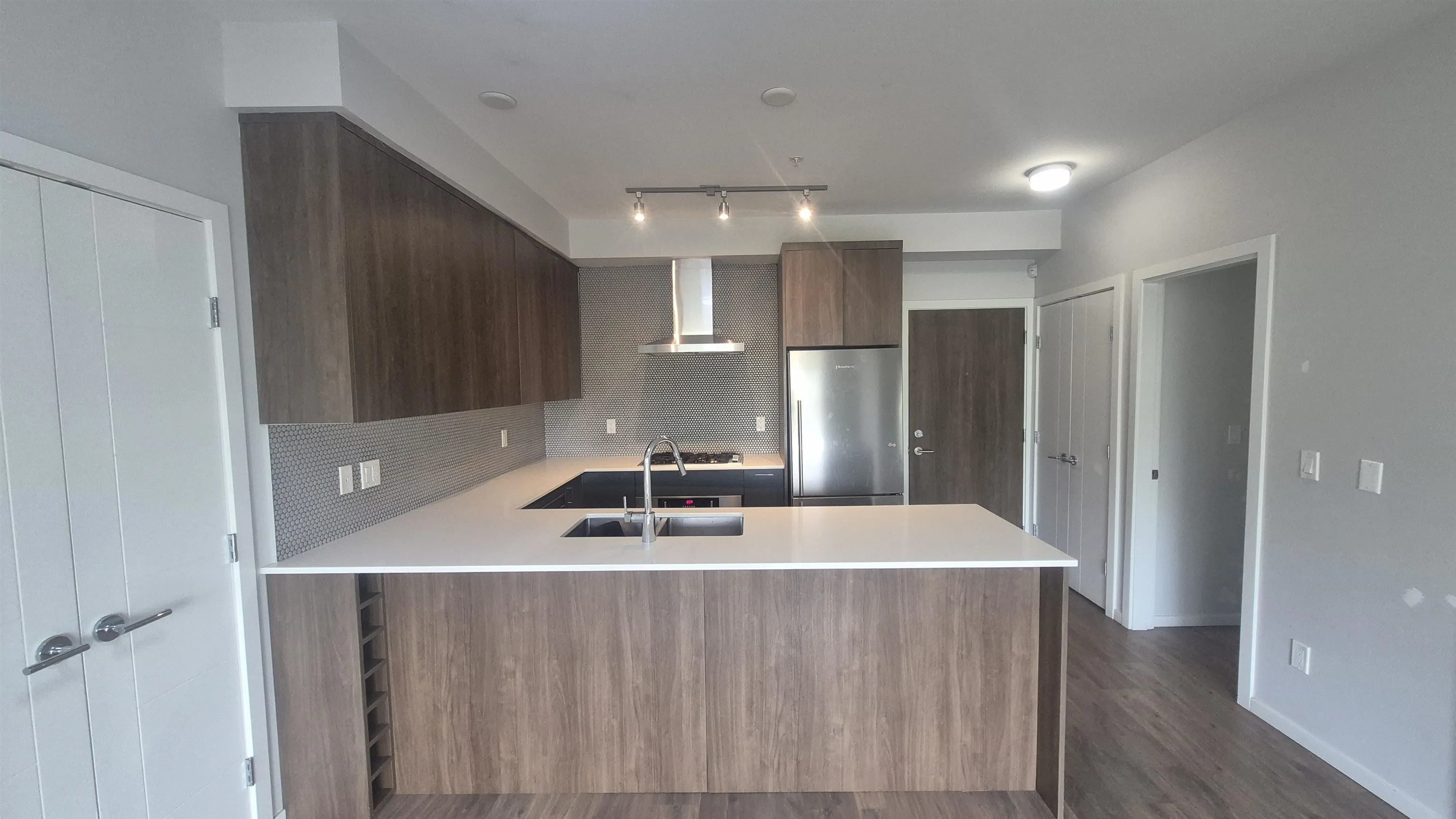 323 6283 Kingsway
