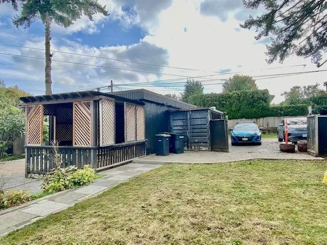 1036 Como Lake Avenue