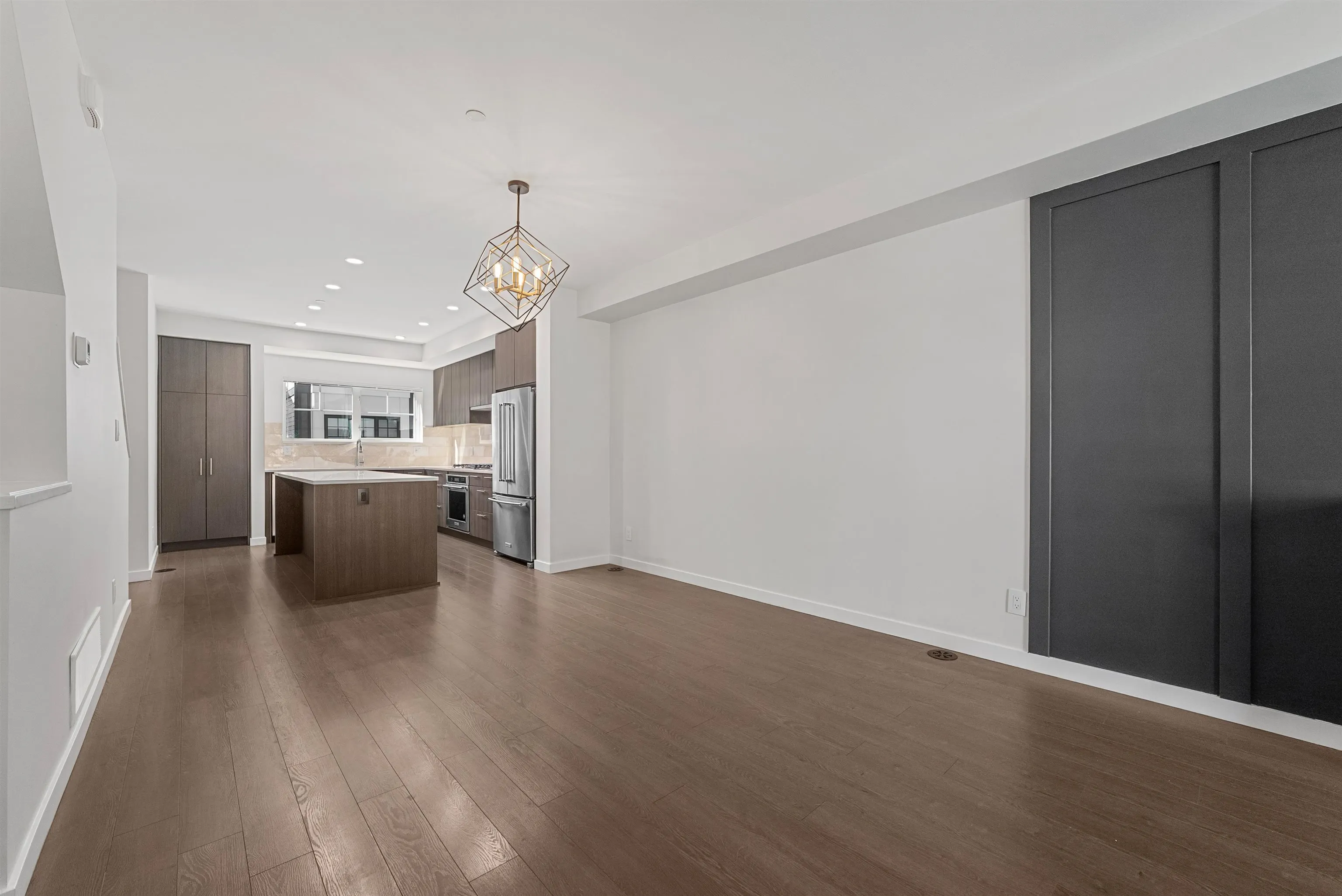 87 19451 Sutton Avenue