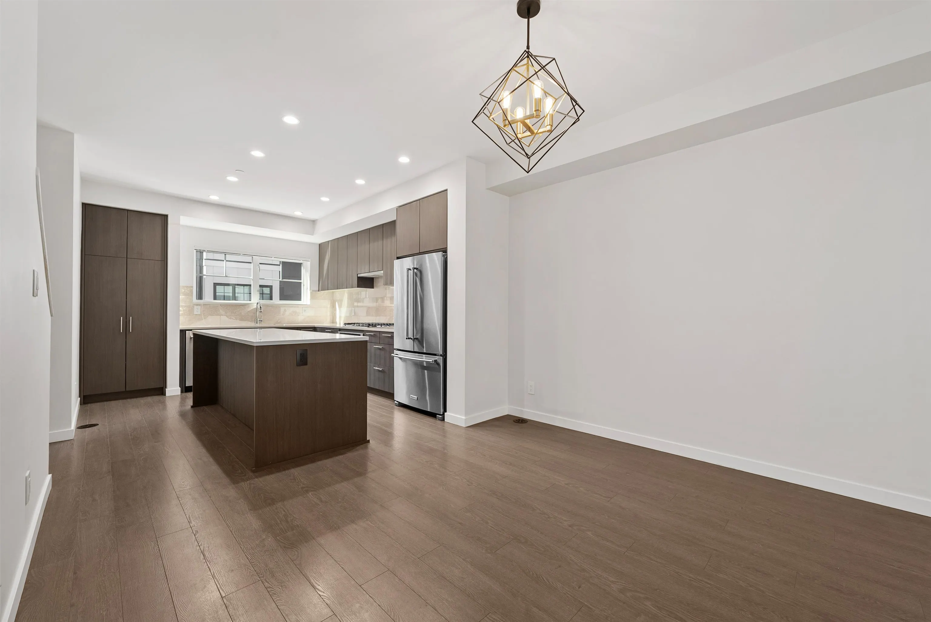 87 19451 Sutton Avenue