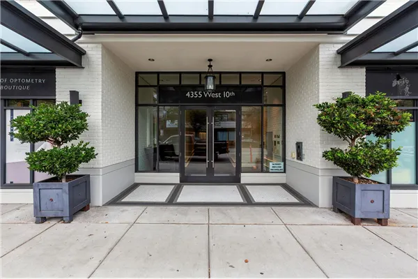 306 4355 W 10th Avenue