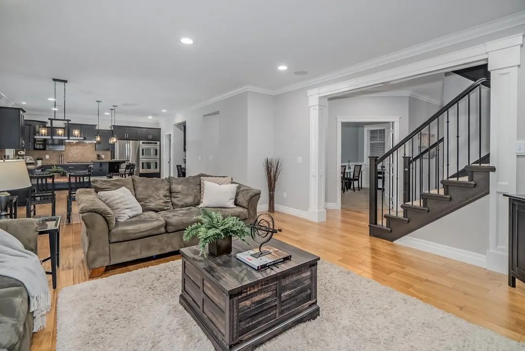 35588 Angus Crescent