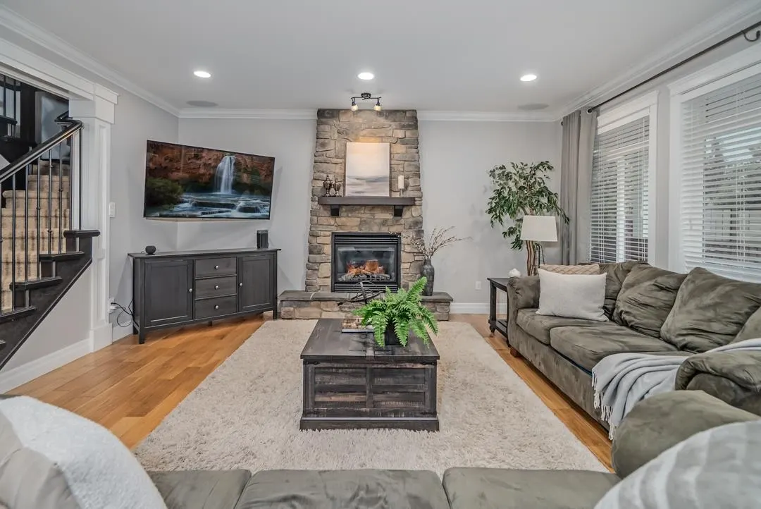 35588 Angus Crescent