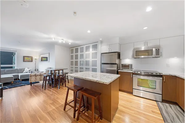 213 85 Eighth Avenue