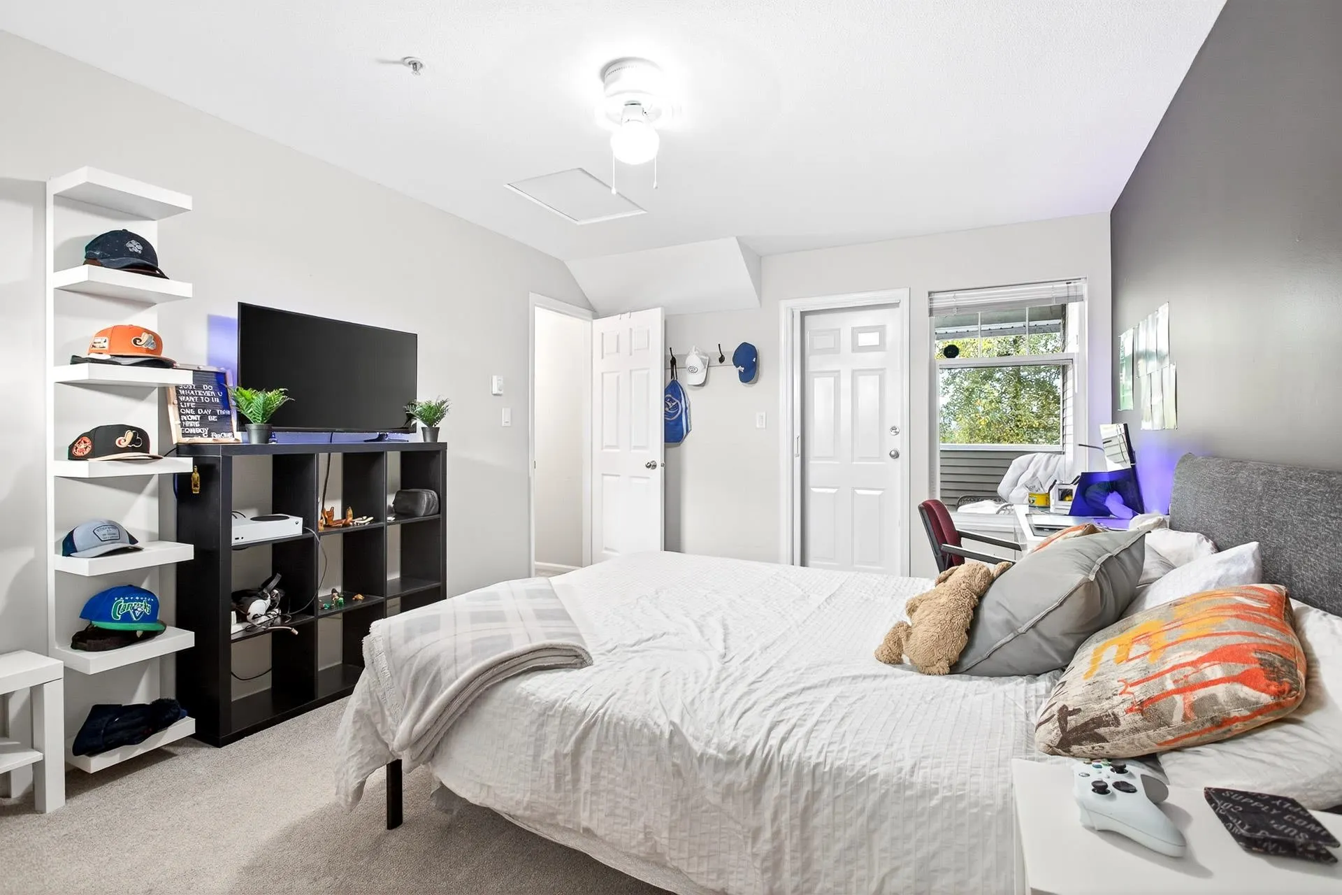 18 2927 Fremont Street