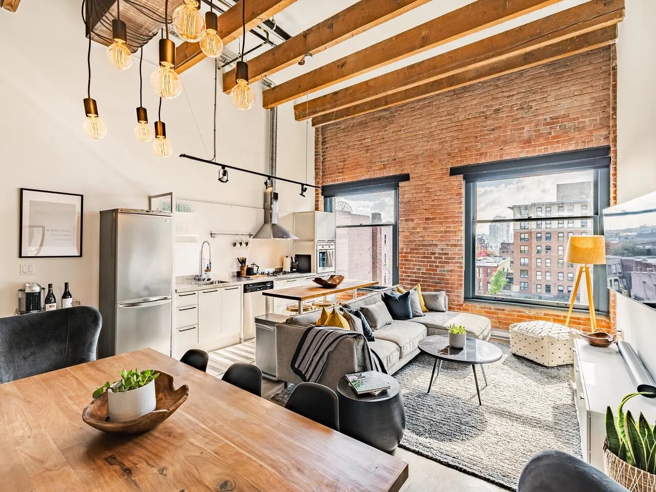 515 55 E Cordova Street