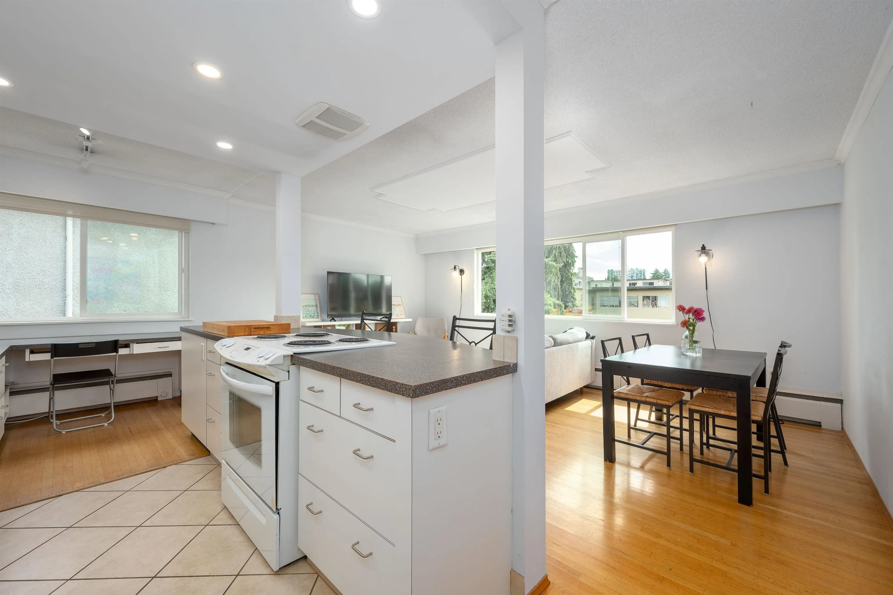 8 1235 W 10th Avenue