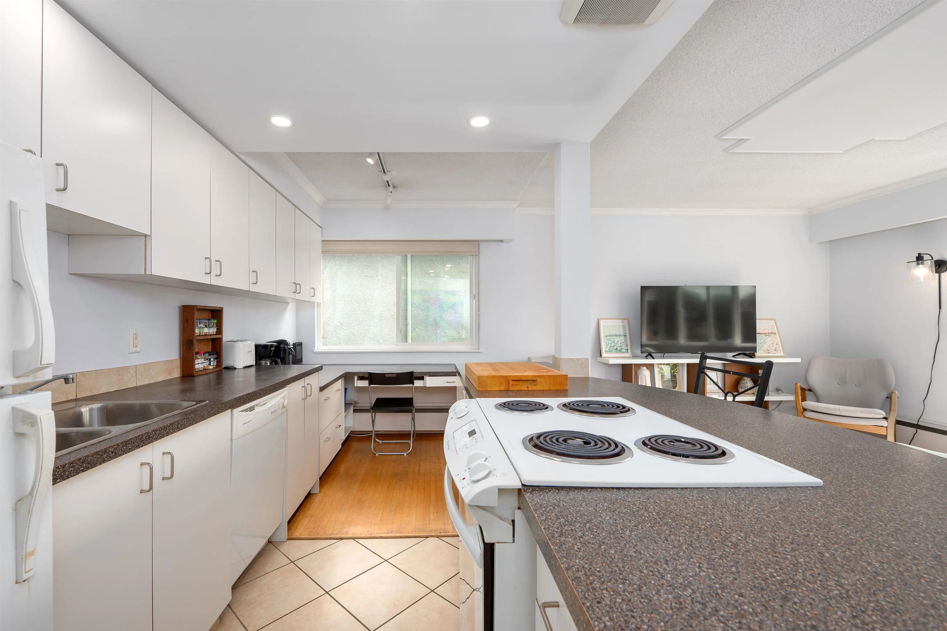 8 1235 W 10th Avenue