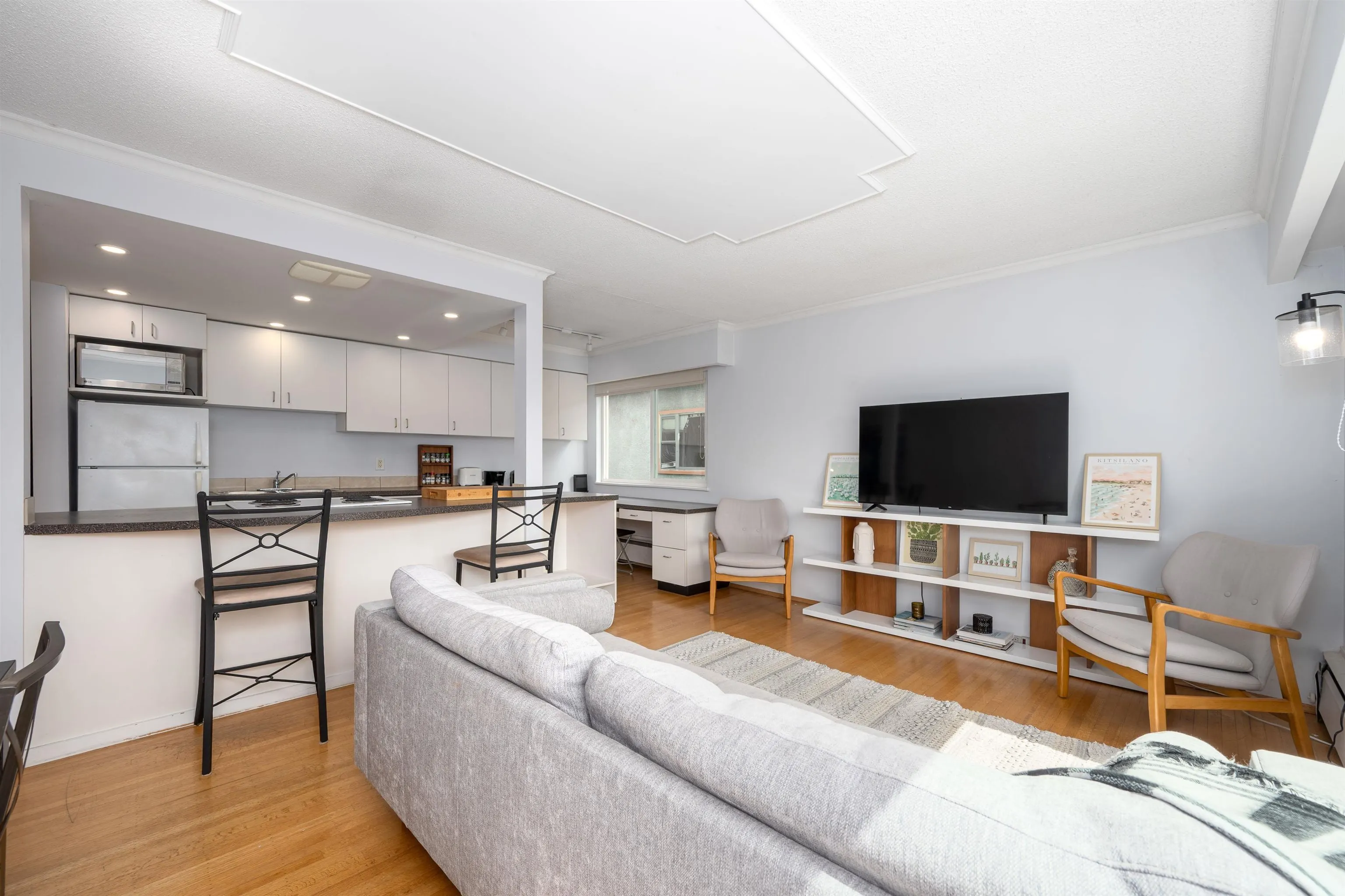 8 1235 W 10th Avenue