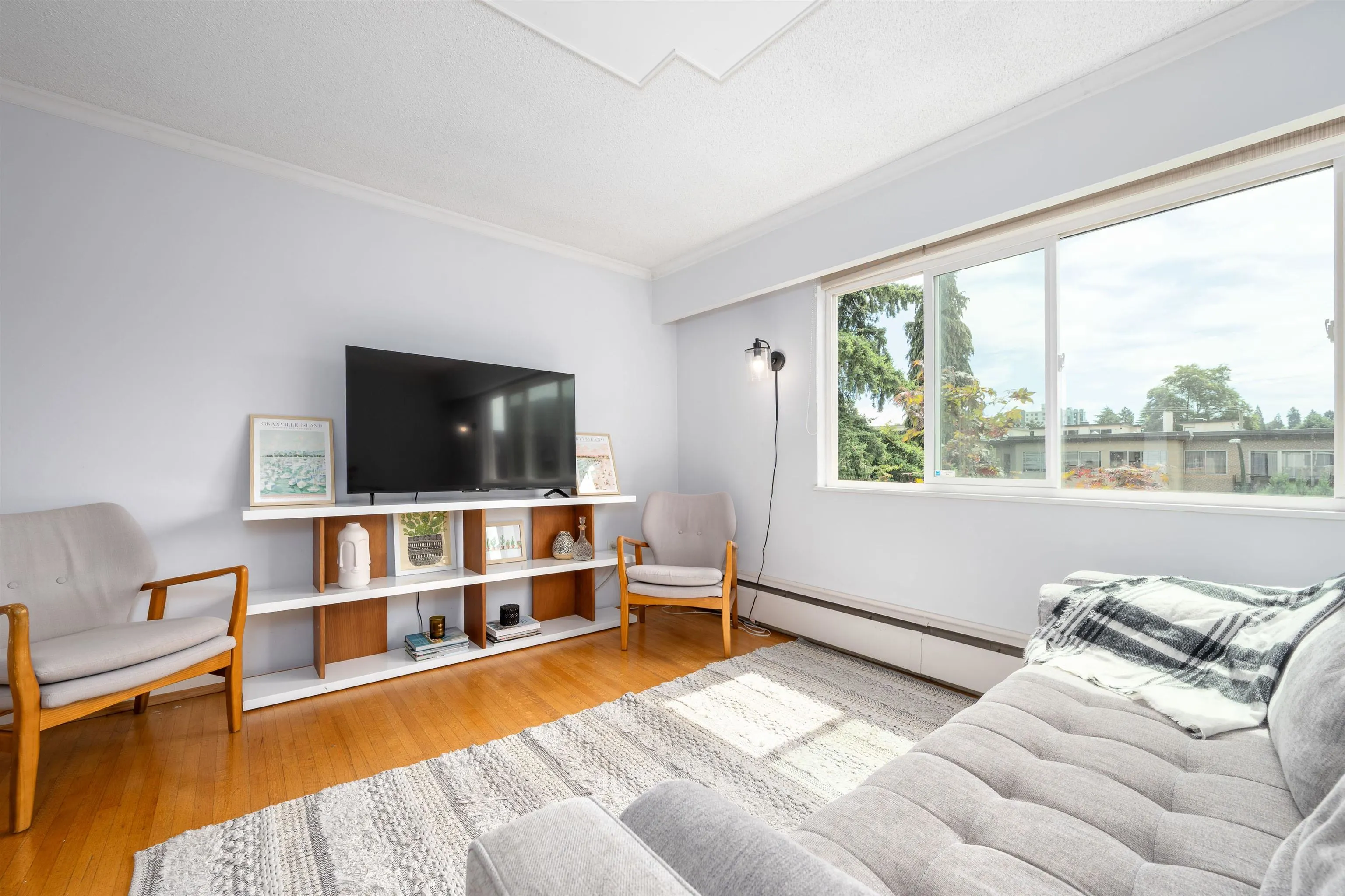 8 1235 W 10th Avenue