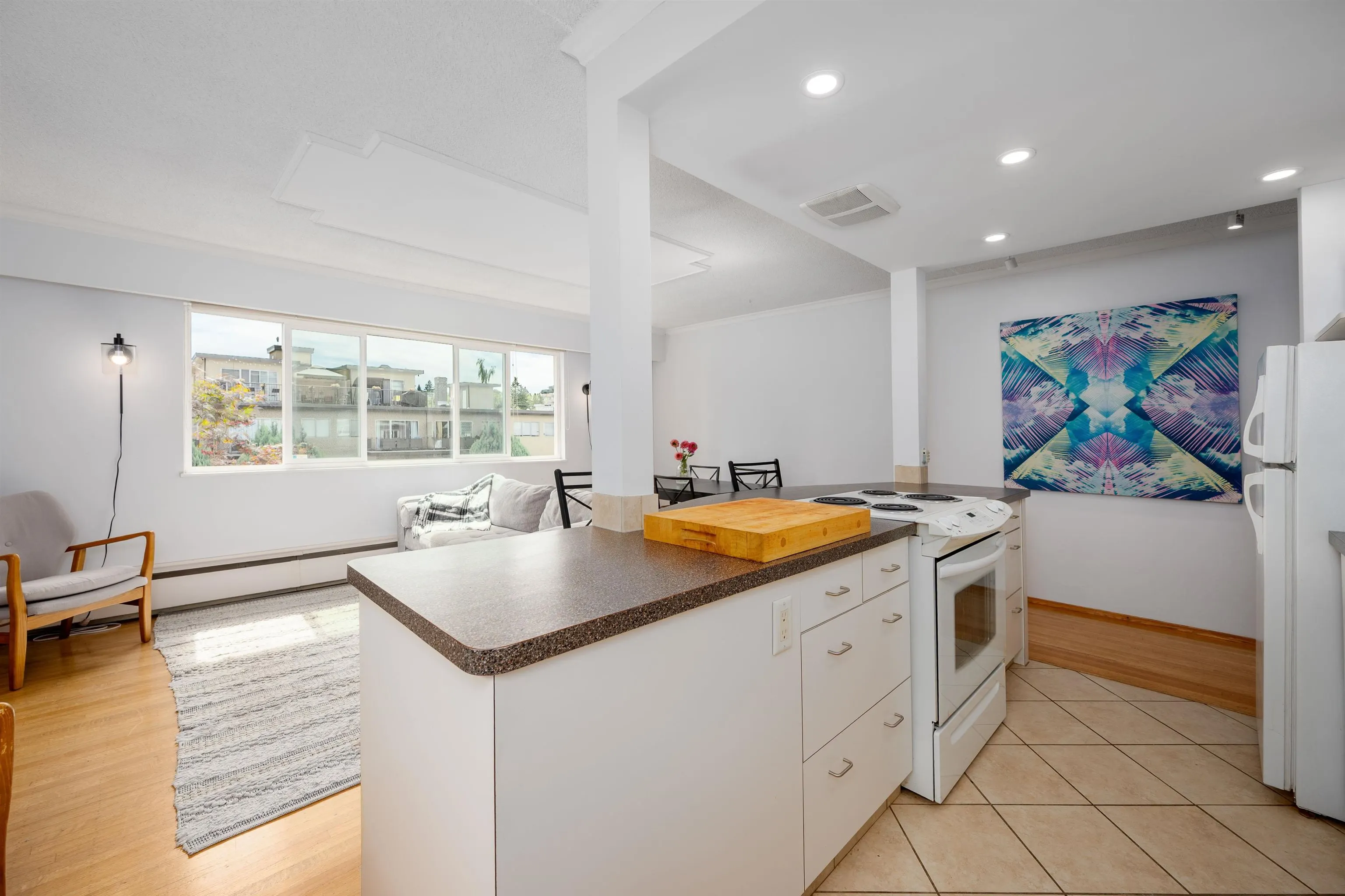 8 1235 W 10th Avenue