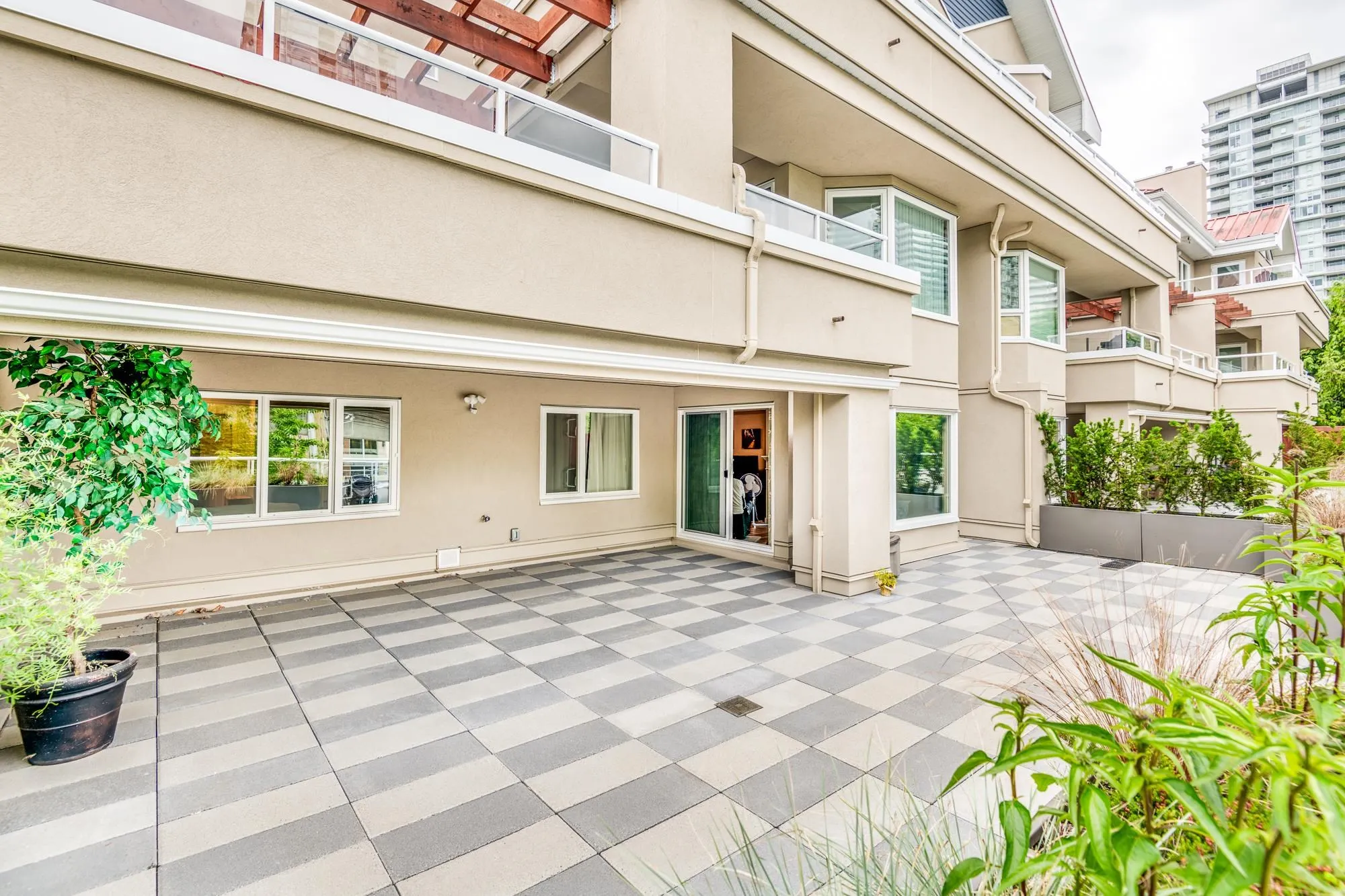 102 501 Cochrane Avenue