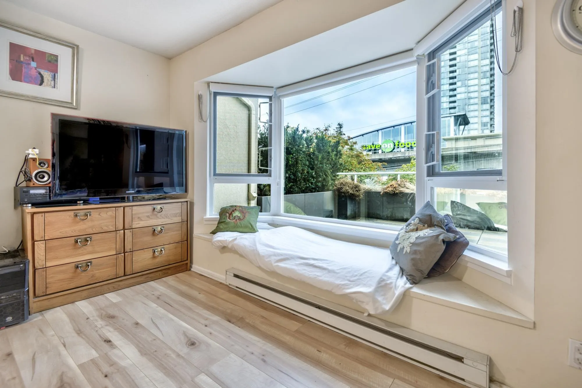 102 501 Cochrane Avenue