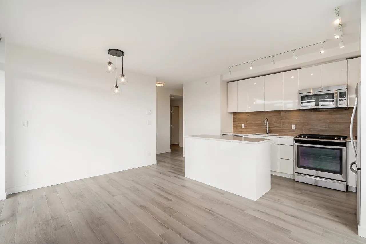 801 200 Nelson's Crescent