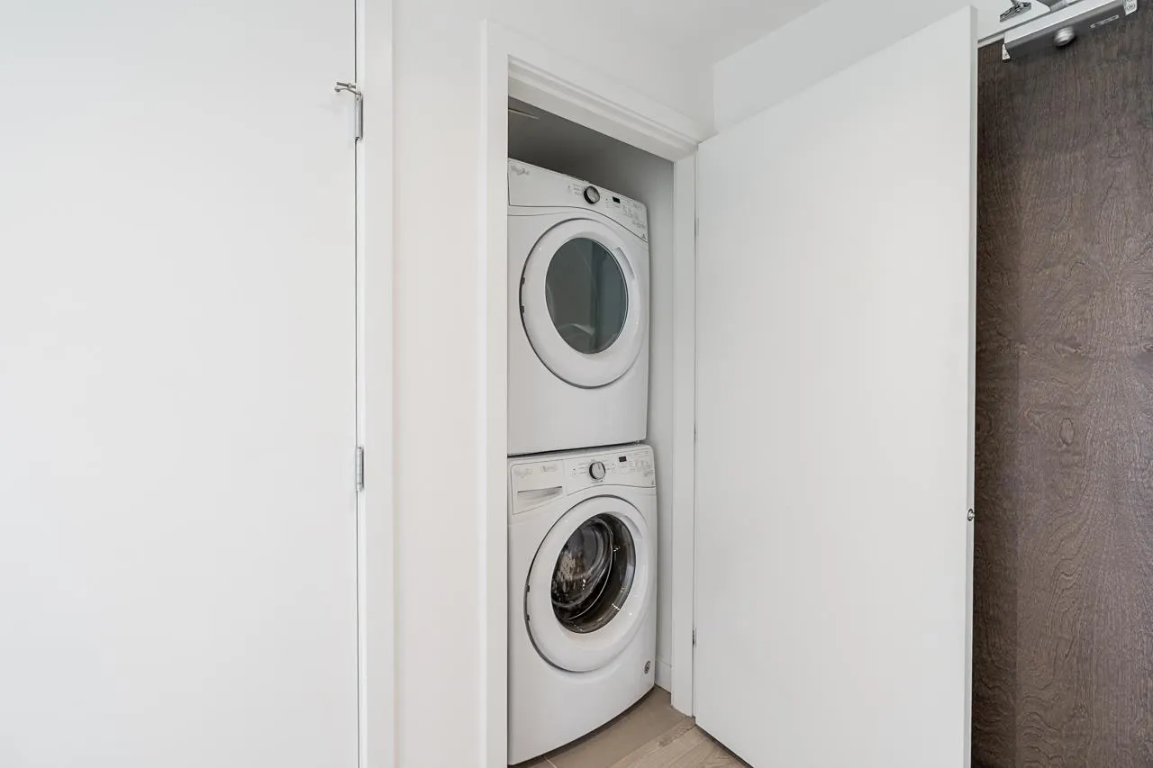 801 200 Nelson's Crescent