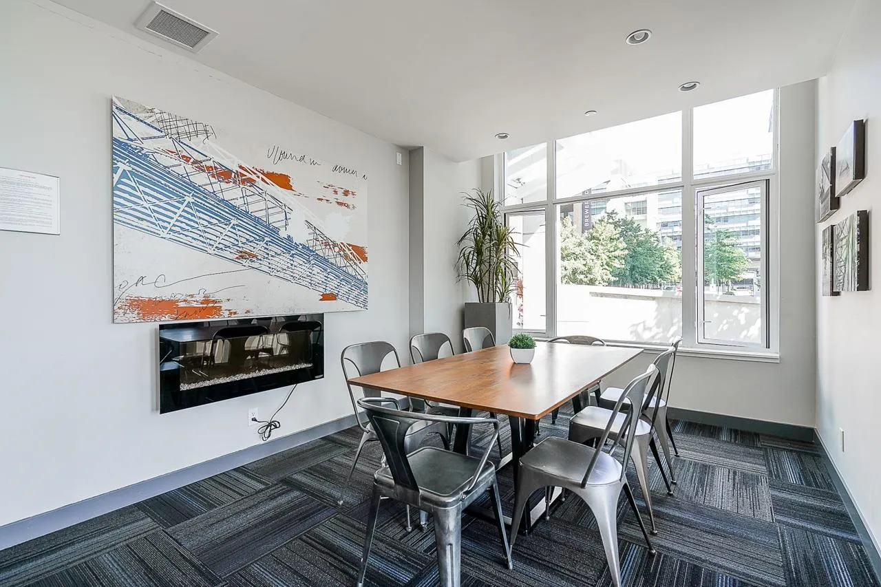 801 200 Nelson's Crescent