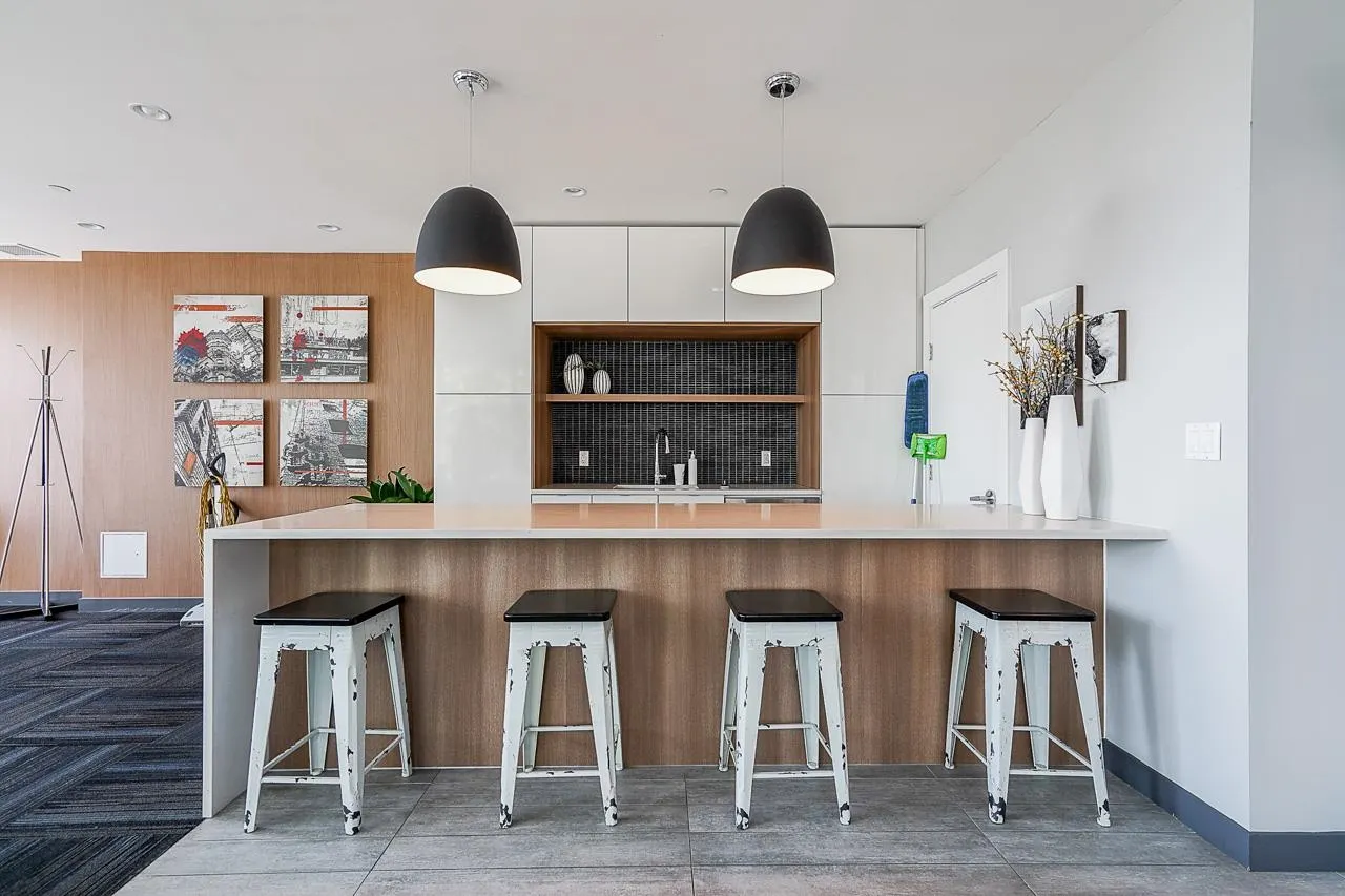 801 200 Nelson's Crescent