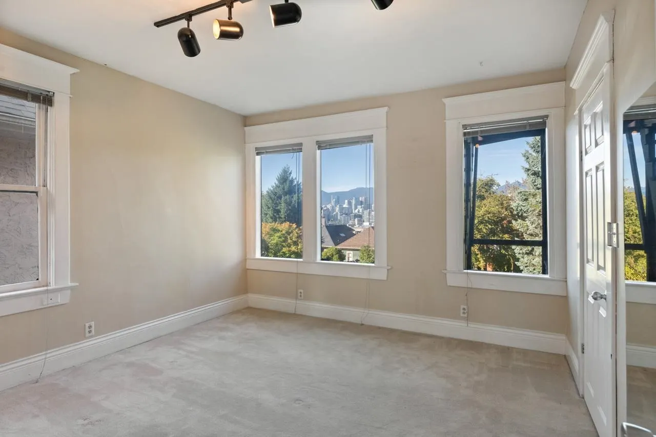 31 W 11th Avenue
