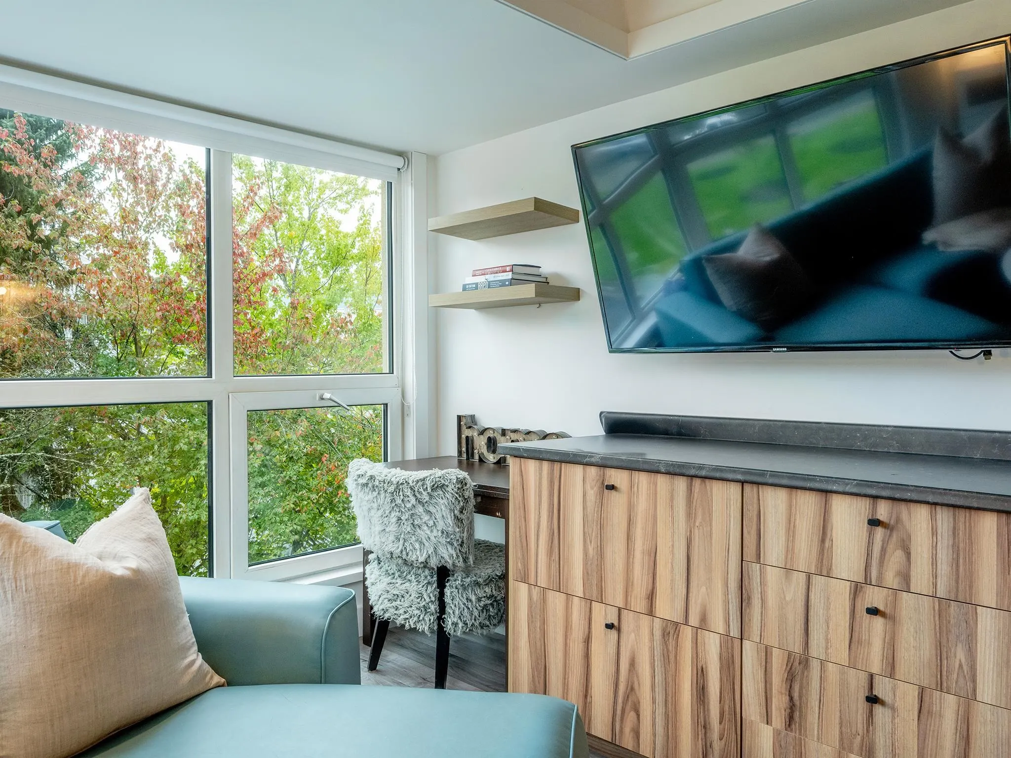 312 4557 Blackcomb Way