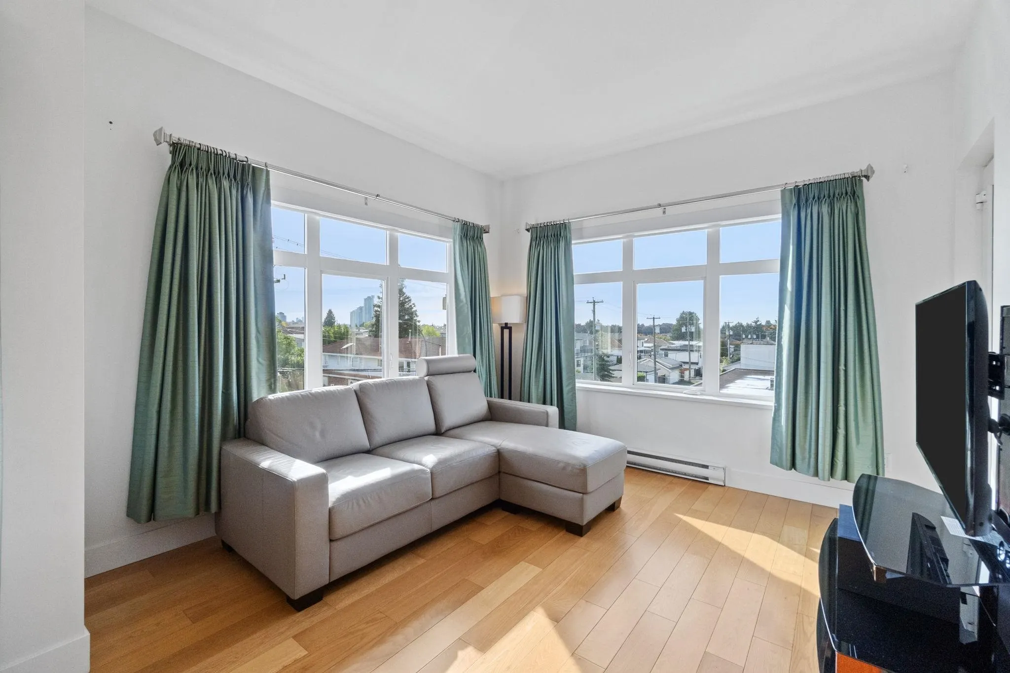 307 4710 Hastings Street