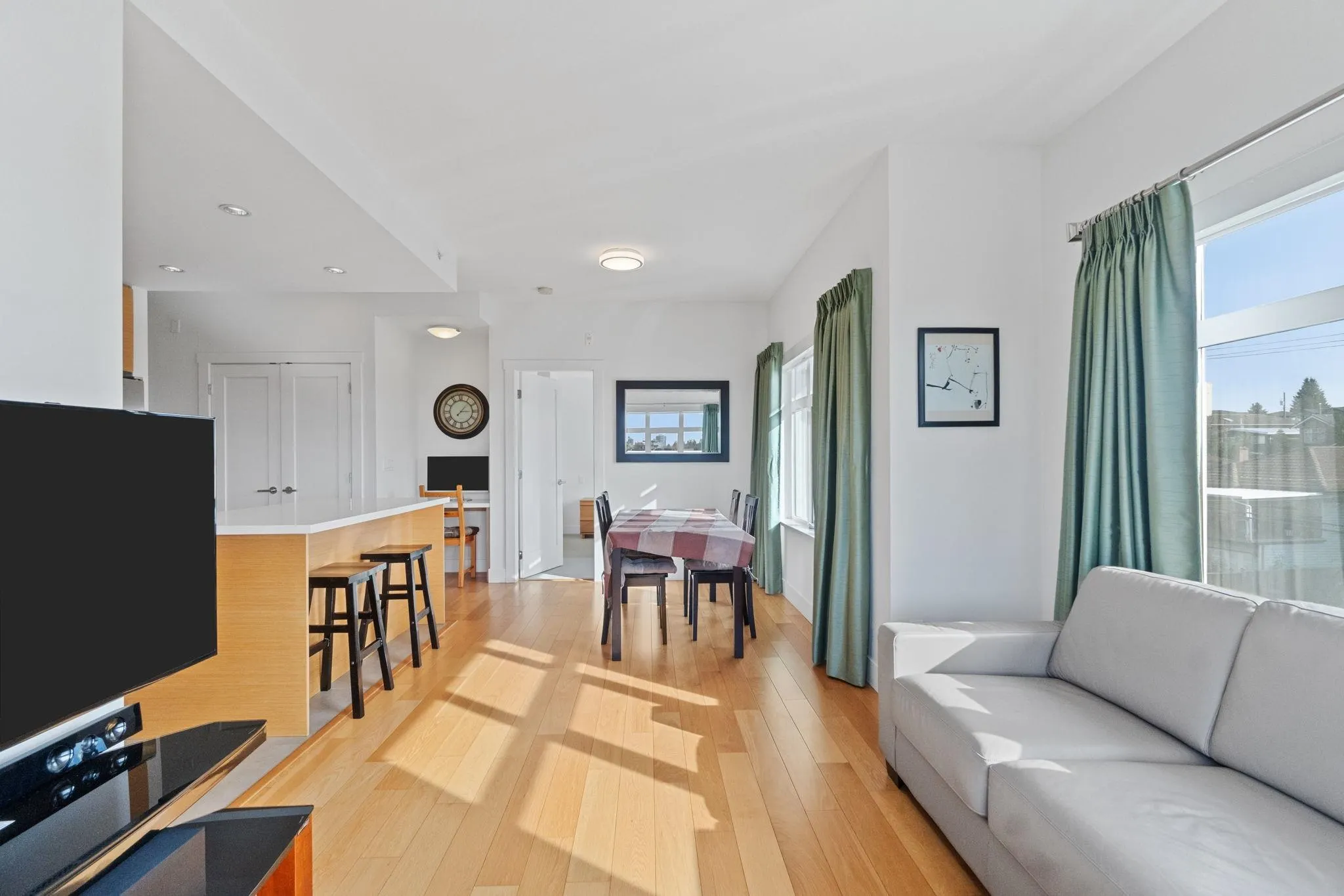 307 4710 Hastings Street