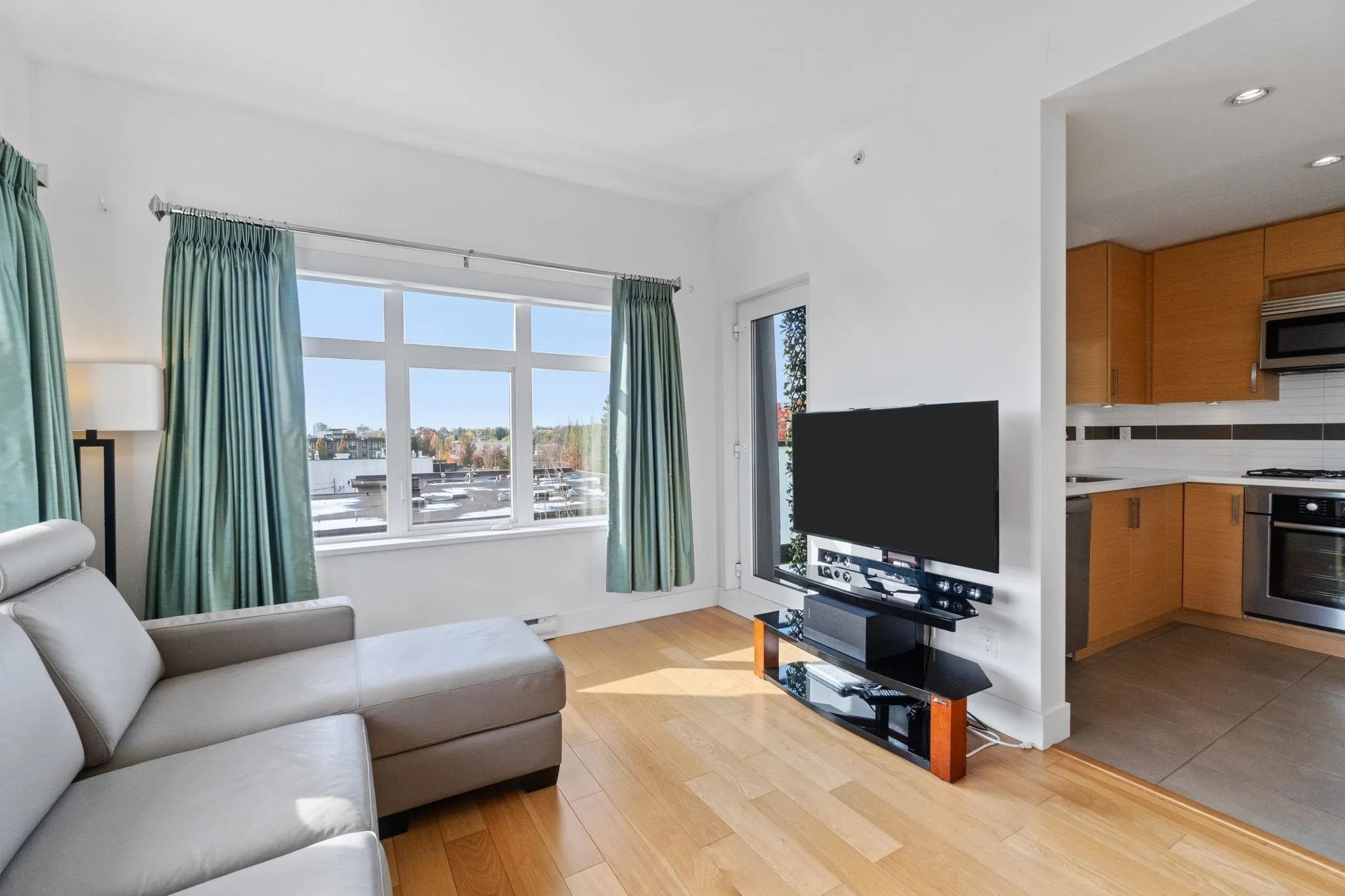 307 4710 Hastings Street