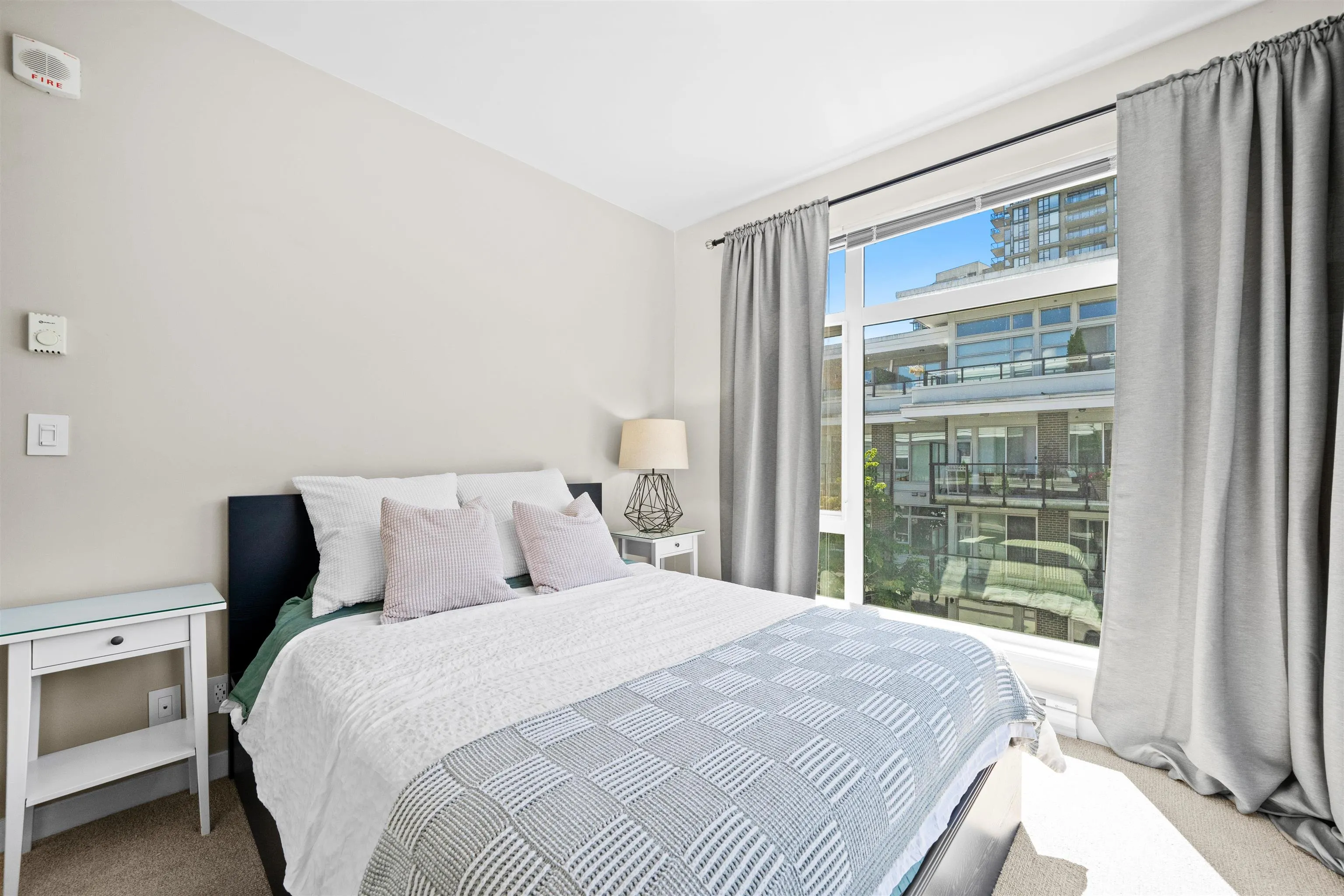 305 28 E Royal Avenue