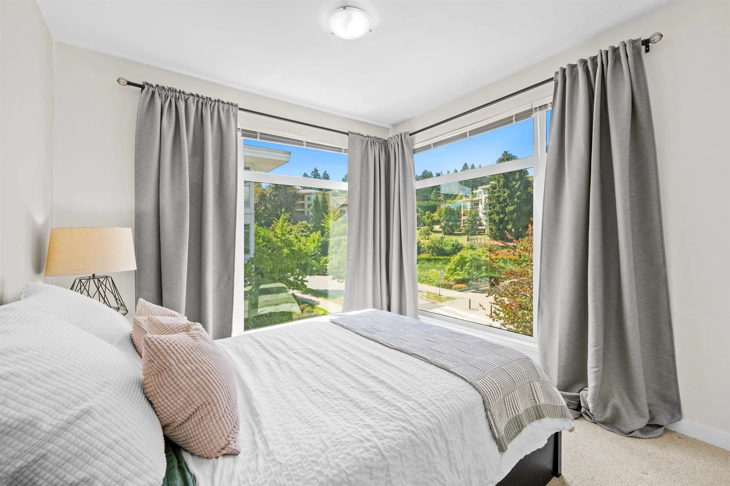 305 28 E Royal Avenue