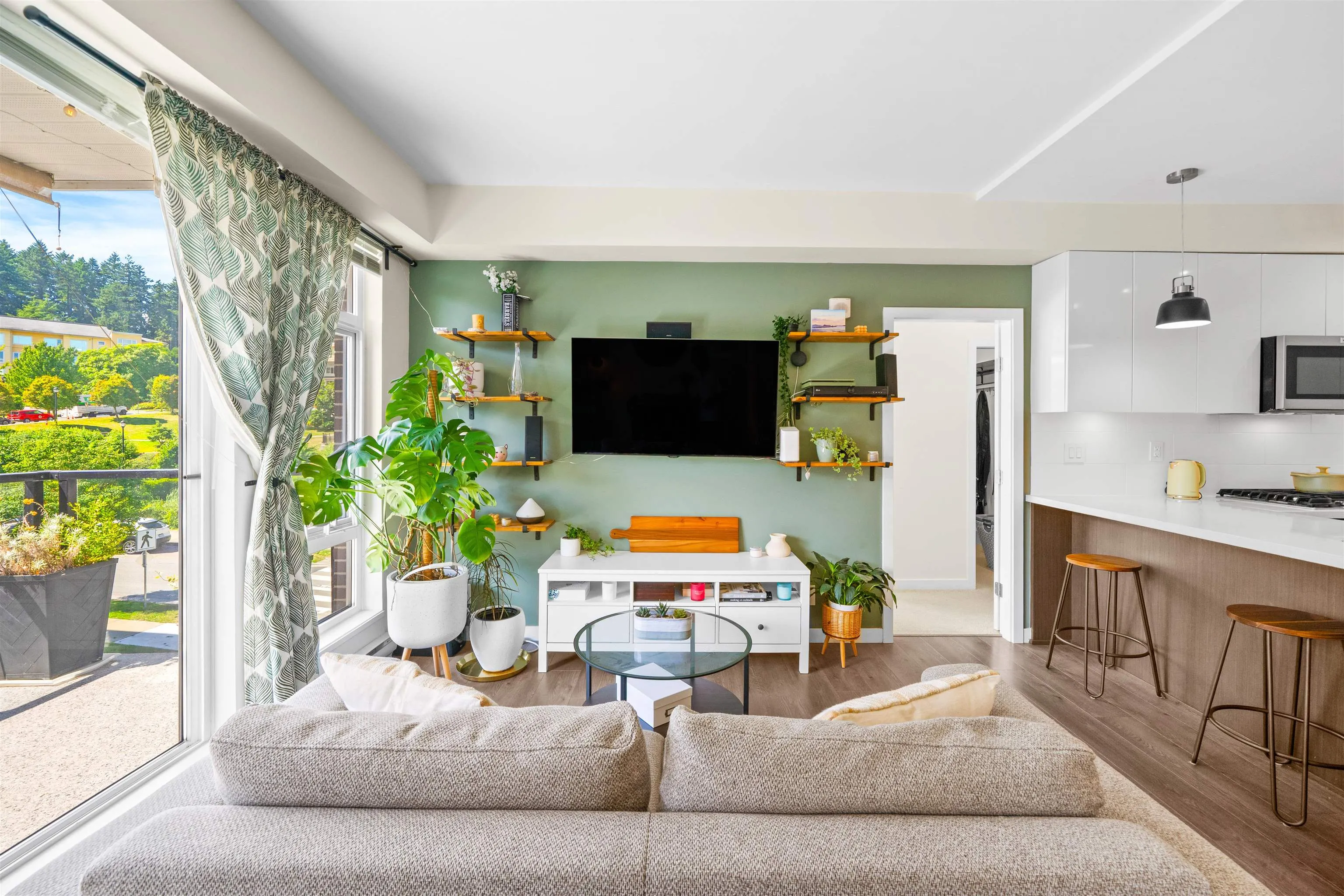 305 28 E Royal Avenue