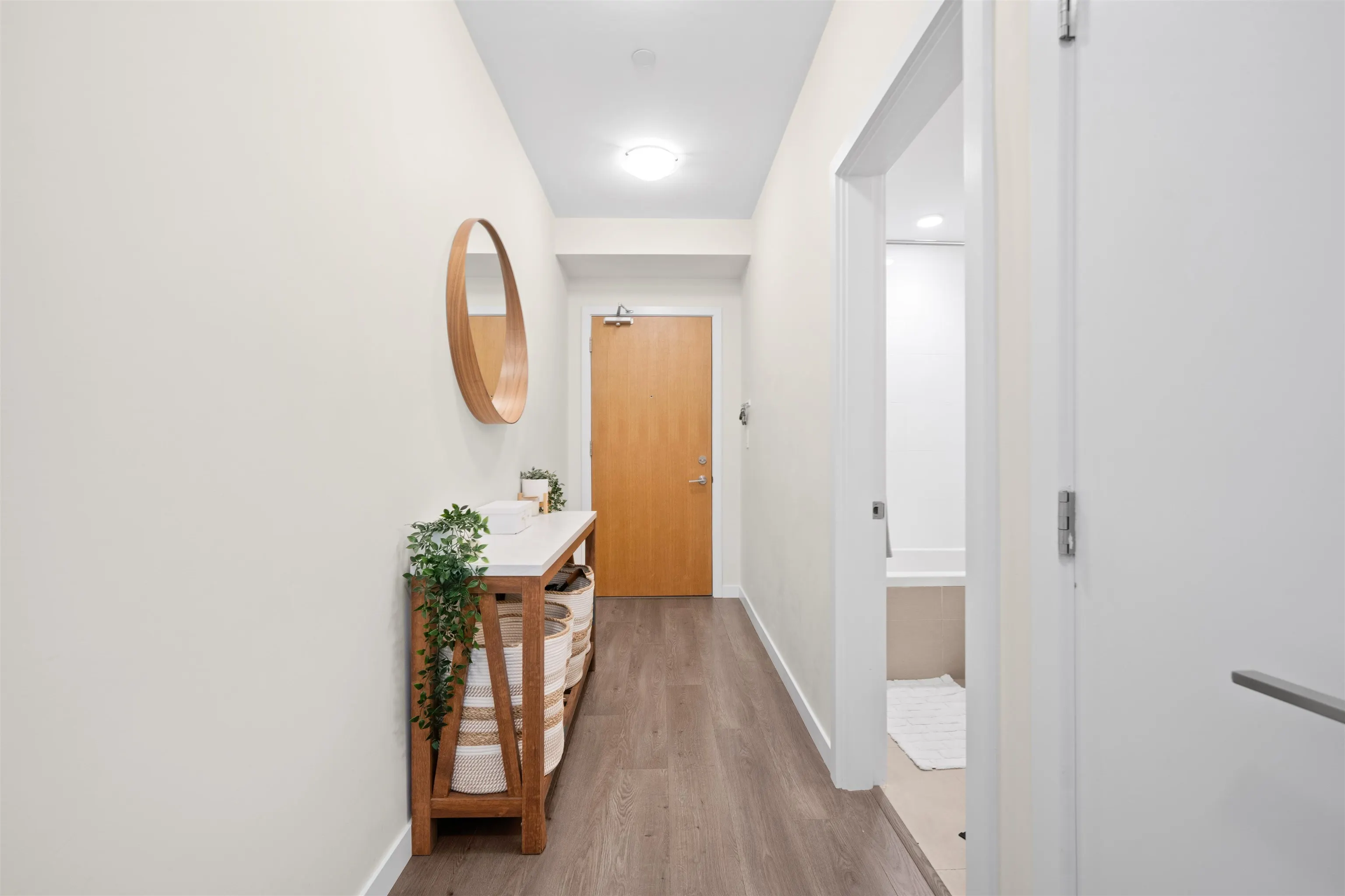 305 28 E Royal Avenue