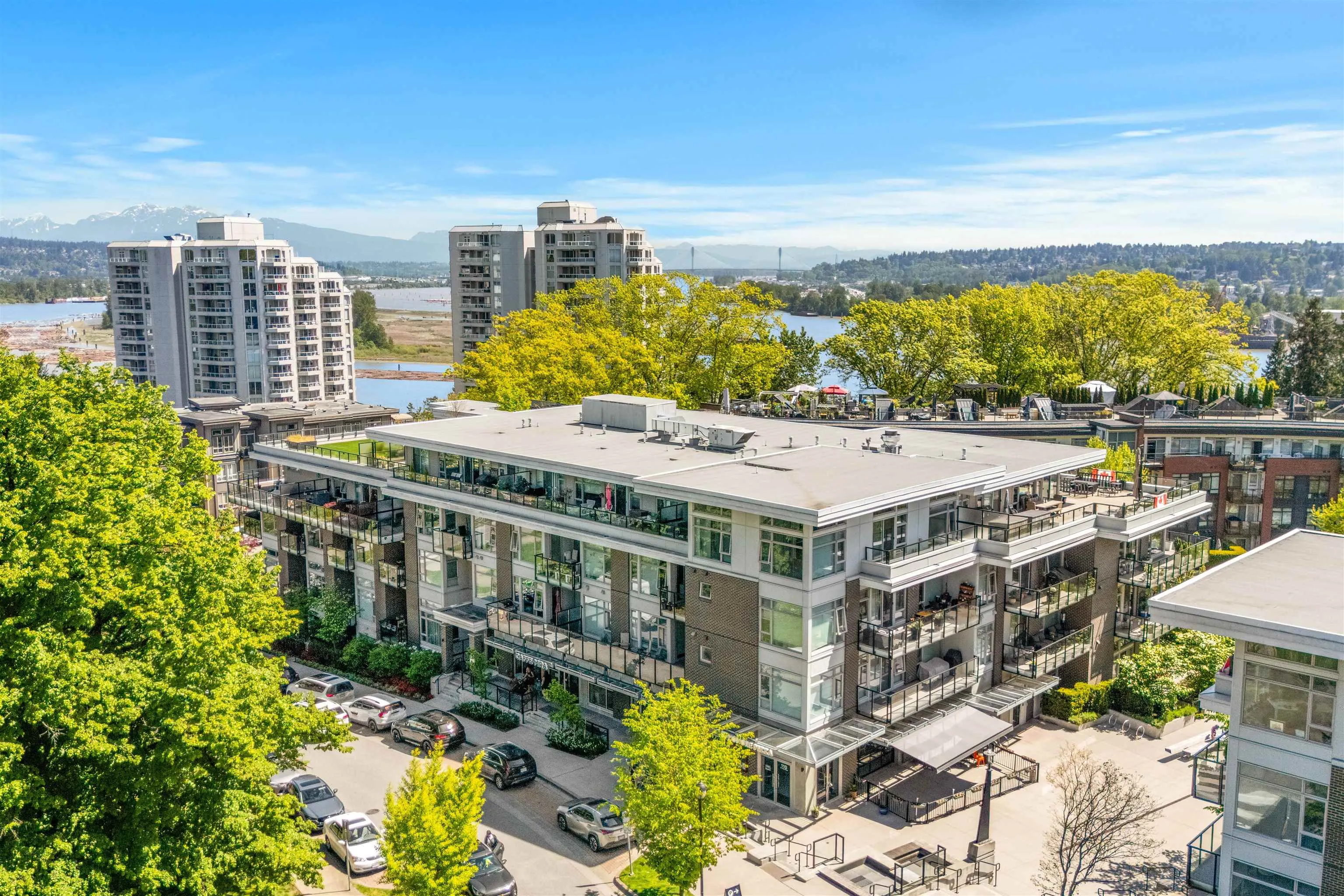 305 28 E Royal Avenue