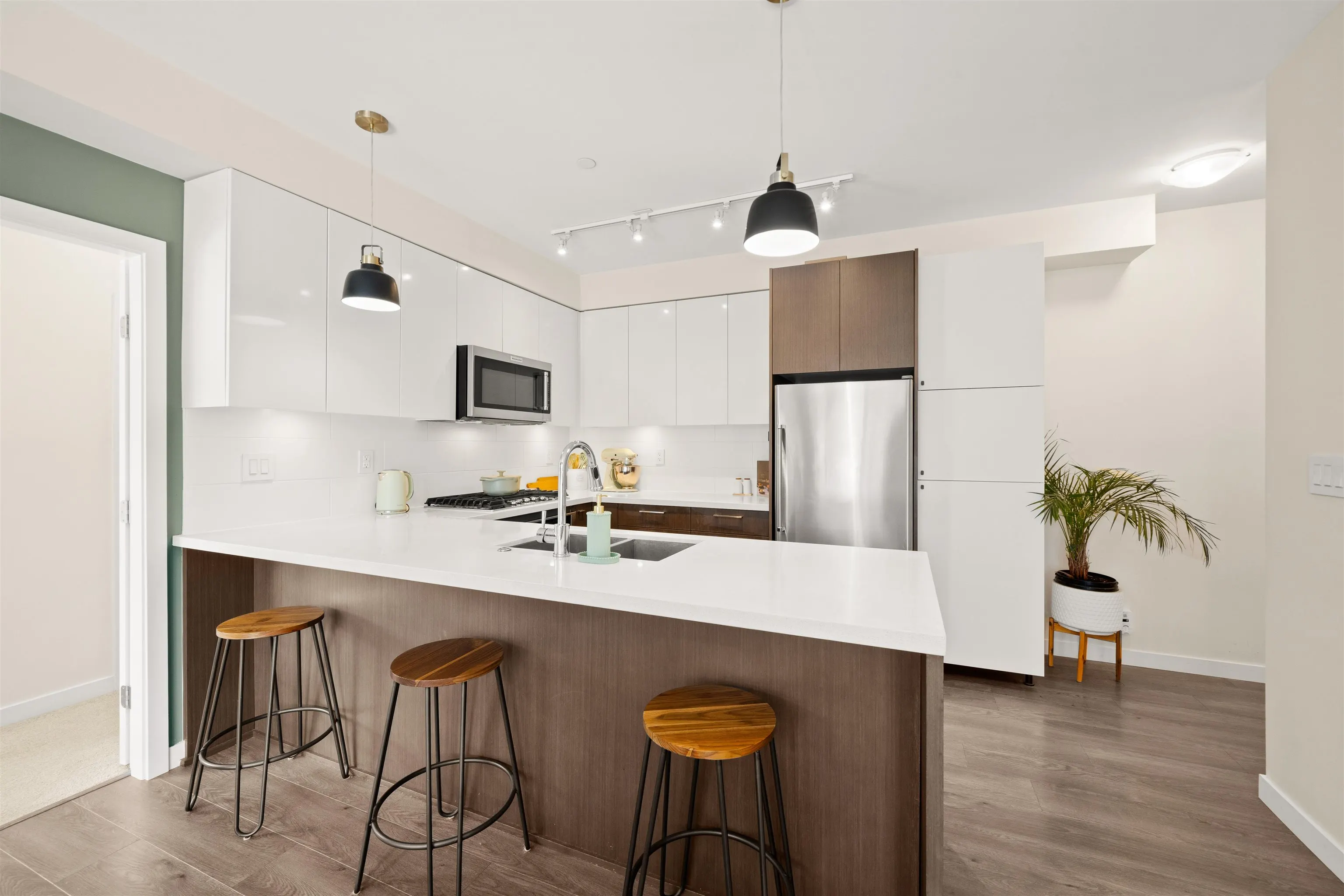 305 28 E Royal Avenue