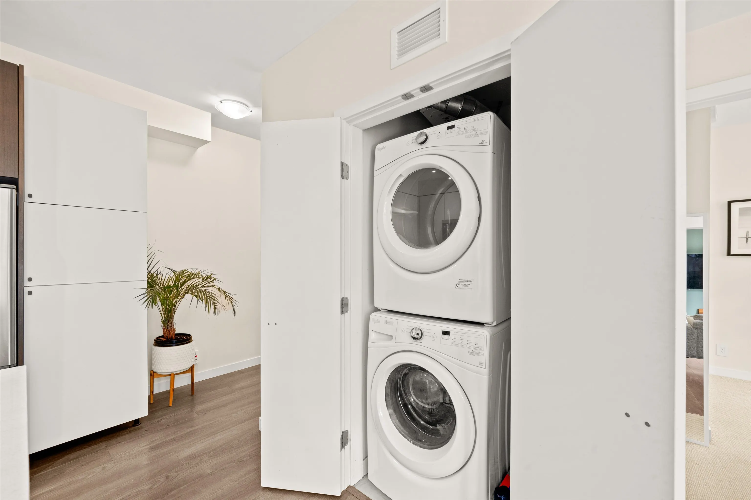 305 28 E Royal Avenue