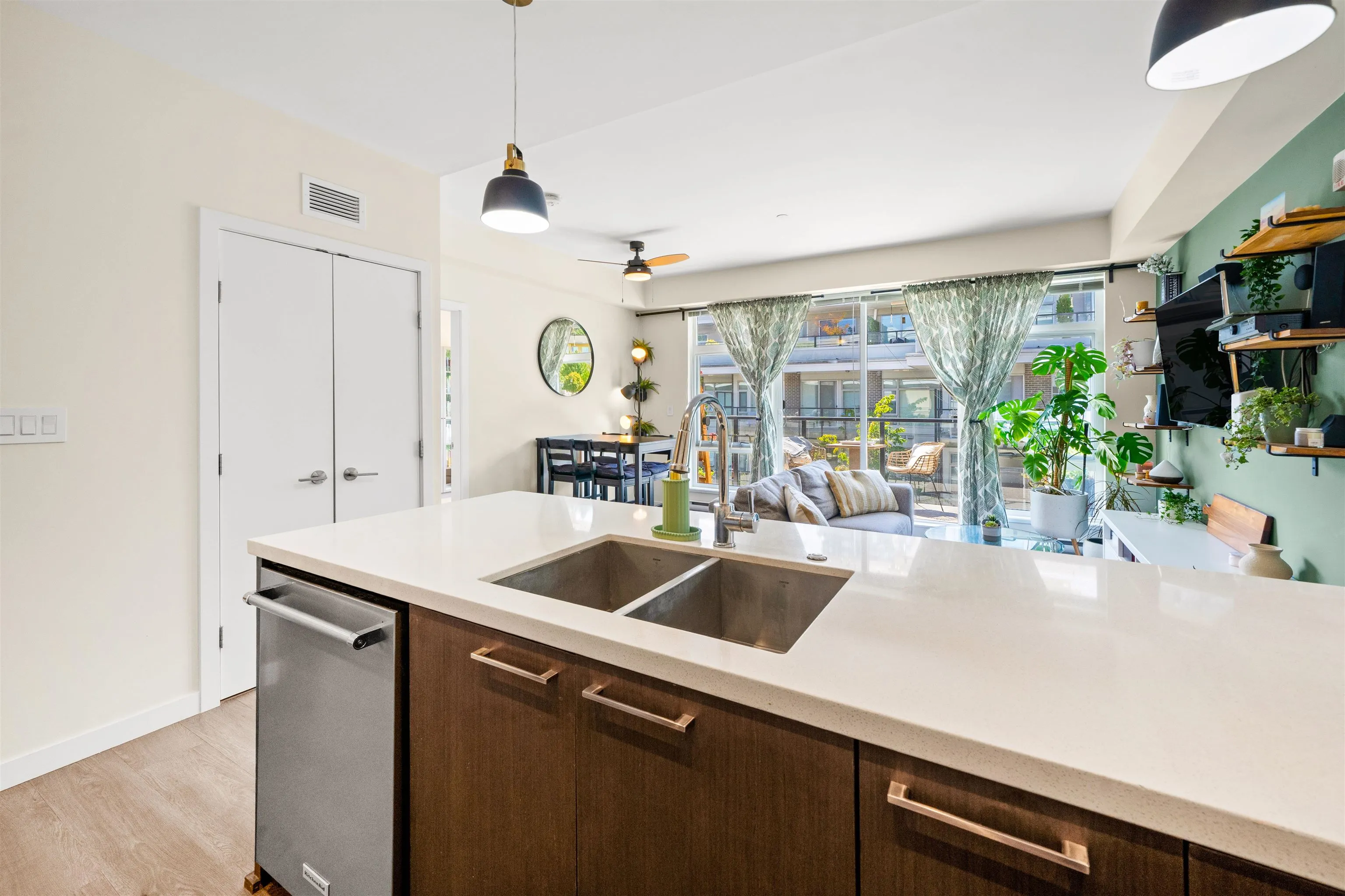 305 28 E Royal Avenue