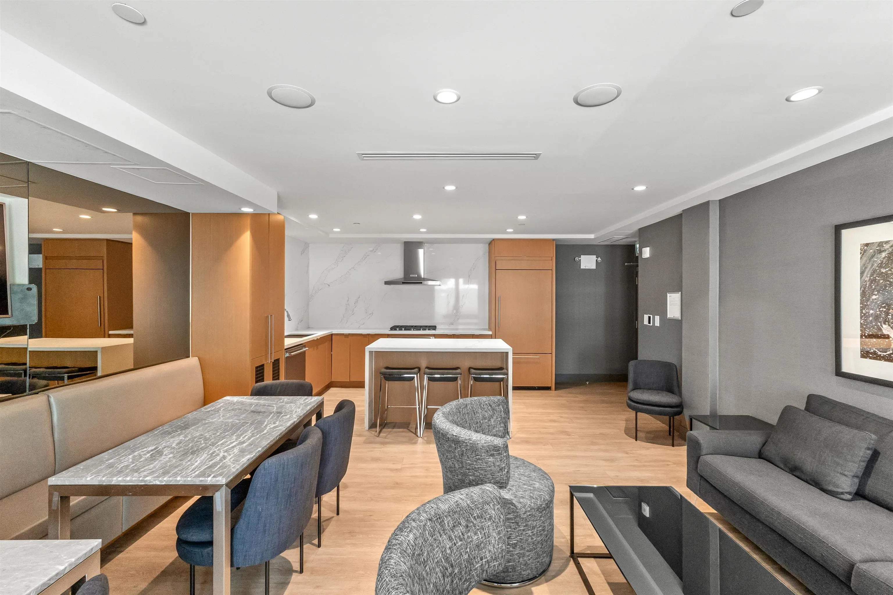 305 28 E Royal Avenue