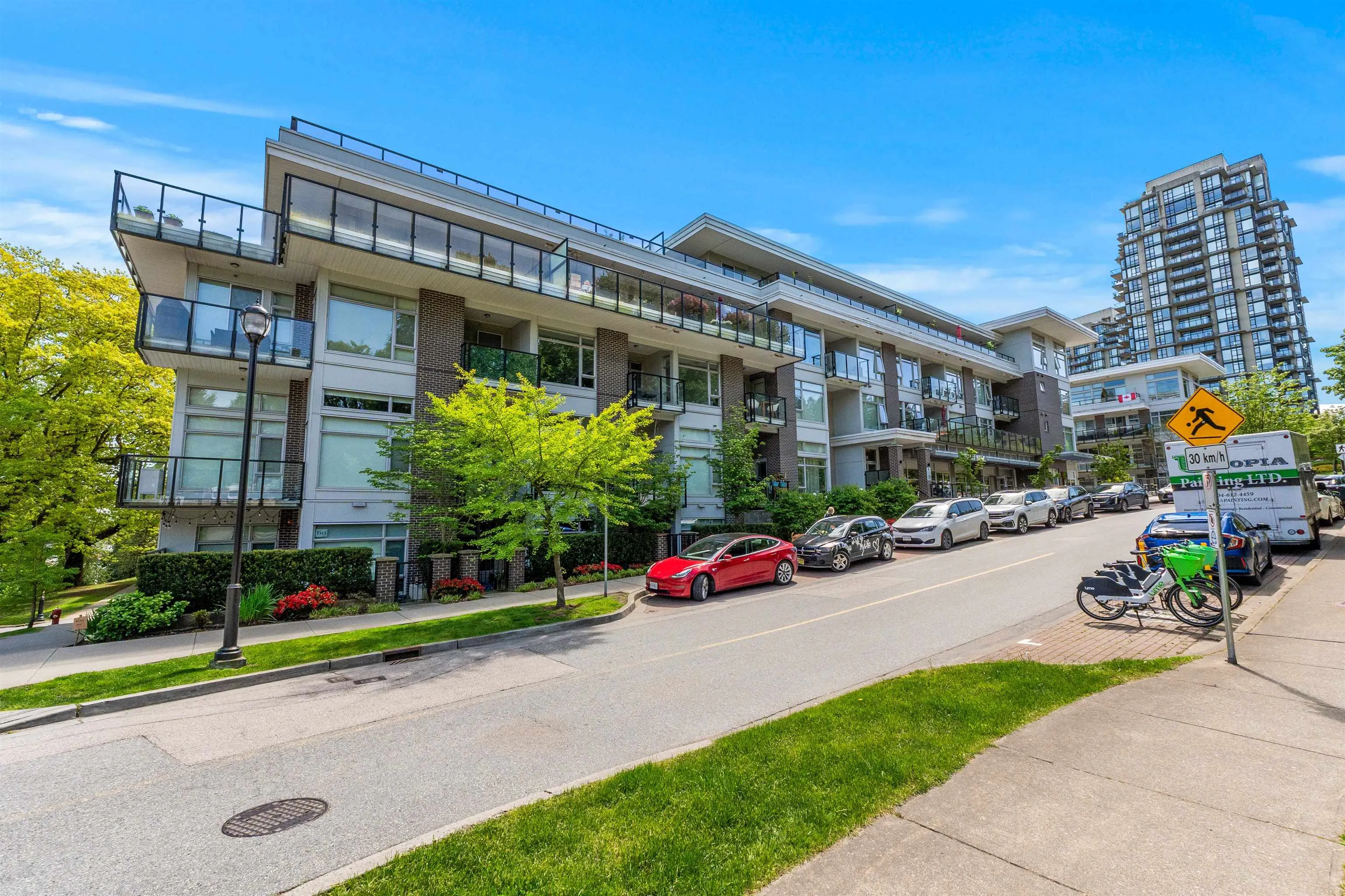 305 28 E Royal Avenue